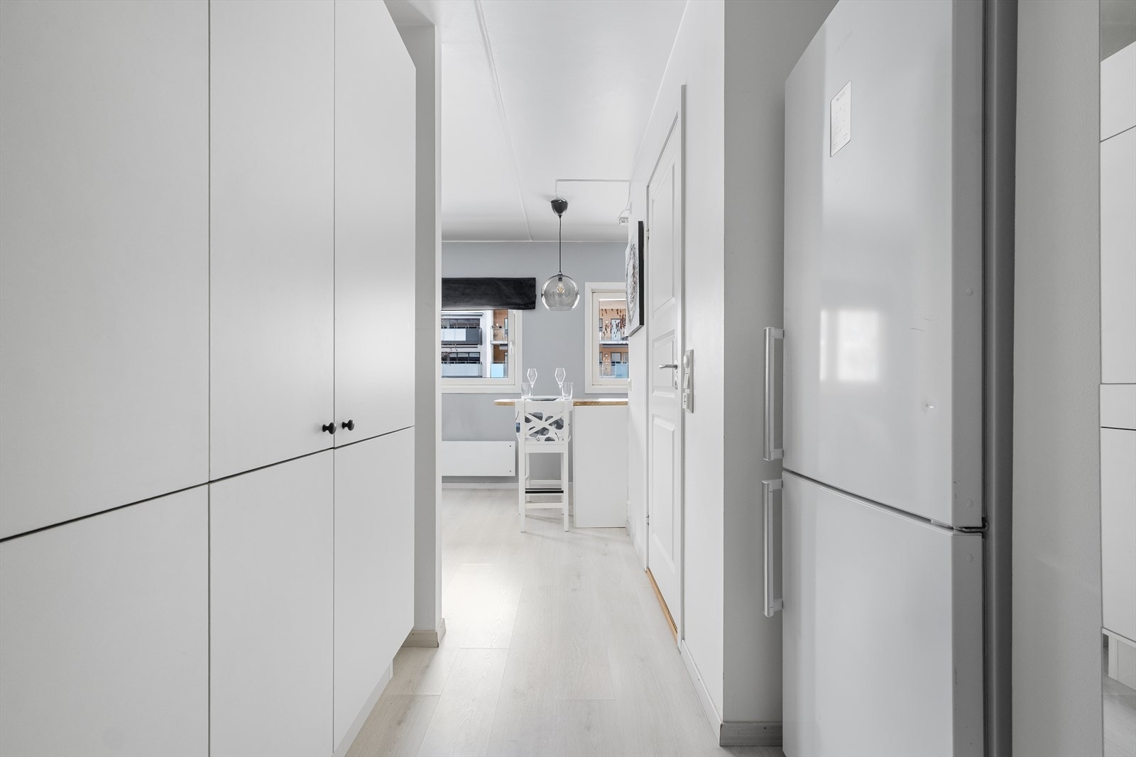 Leiligheten har en lys entré med plass til å henge fra seg yttertøy og sette fra seg sko. Galleribilde