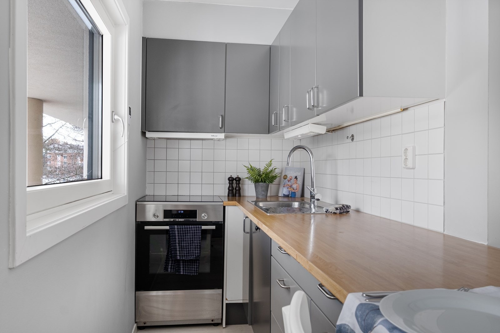 Kjøkkenet er godt utnyttet, med mye skapplass. Galleribilde