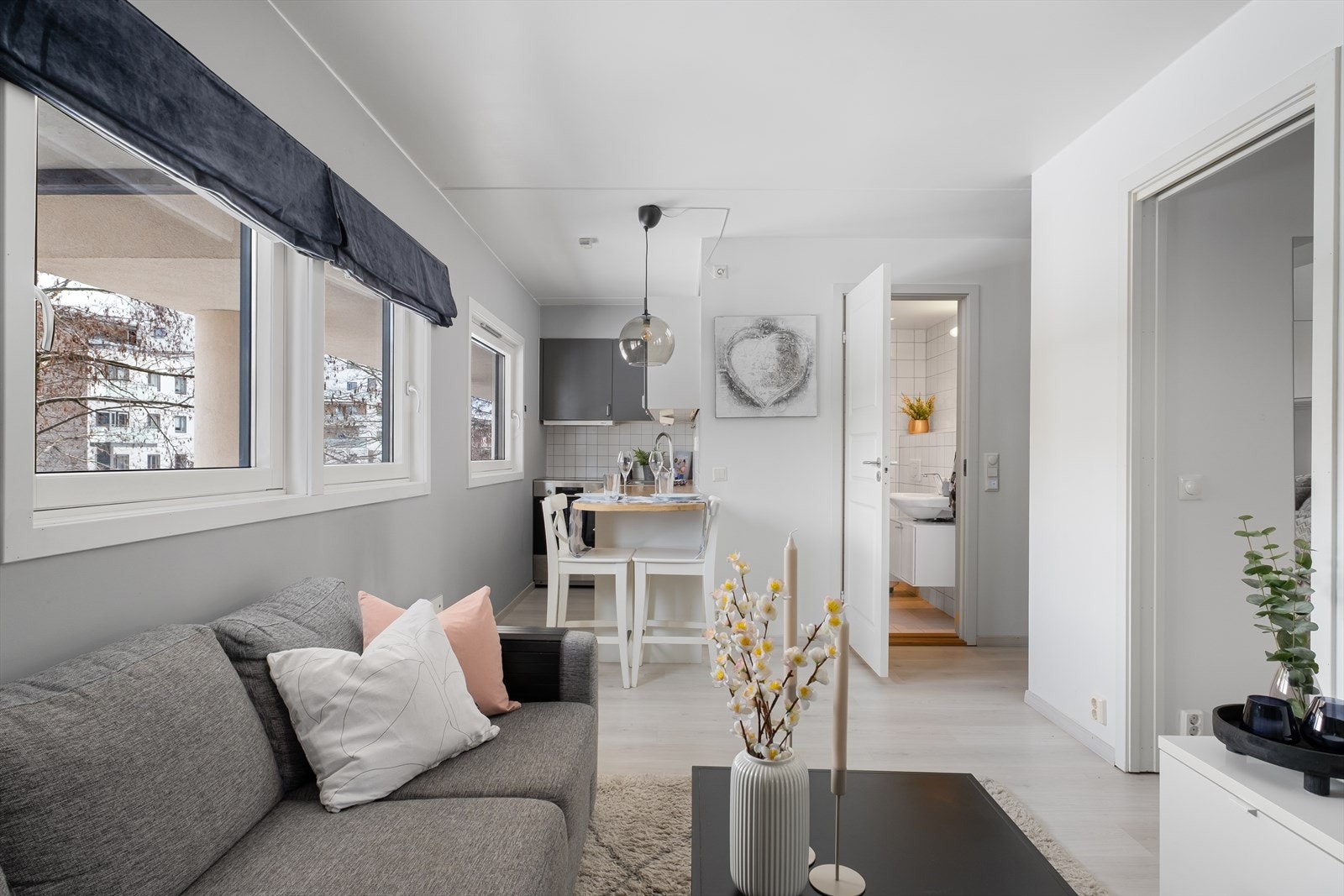 Fra stuen til kjøkkenet er det etablert en barløsning. Galleribilde