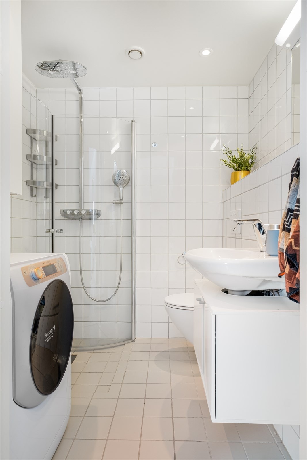 Fra entréen er det inngang til et flislagt baderom med standard fra byggeår. Veggene og gulv har fliser, og taket er malt. Det er downlights i himlingen. Galleribilde