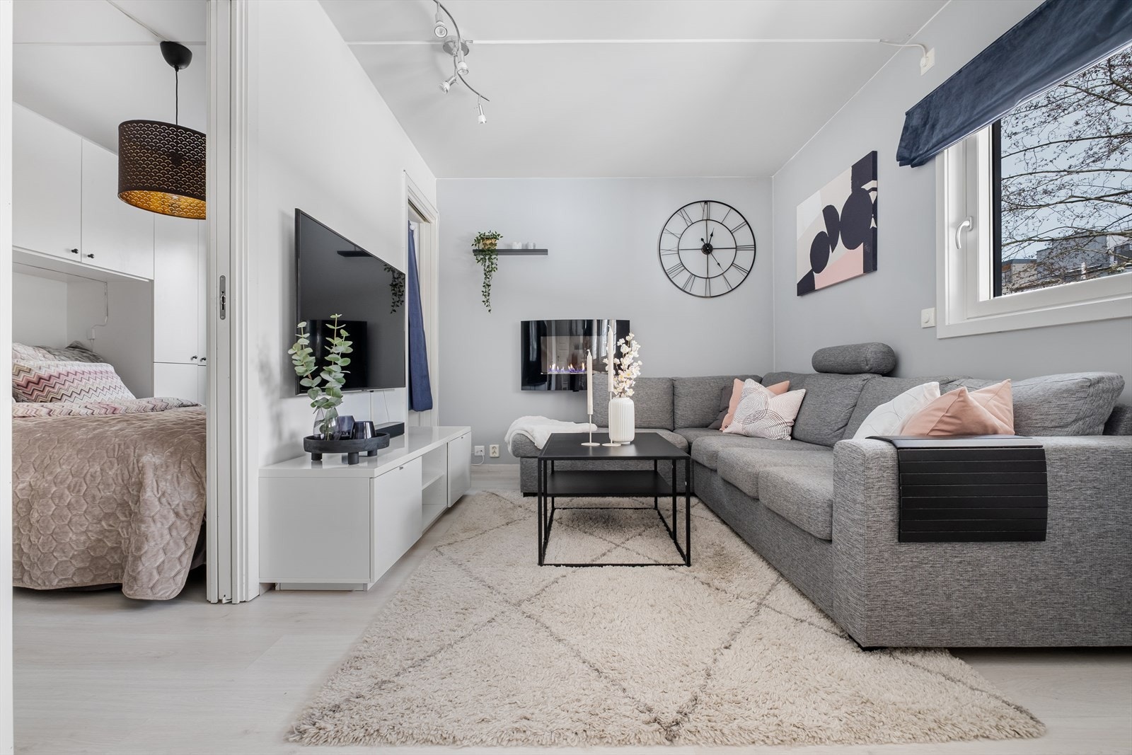 I stuen er det god plass til en sofagruppe og stuebord. Galleribilde