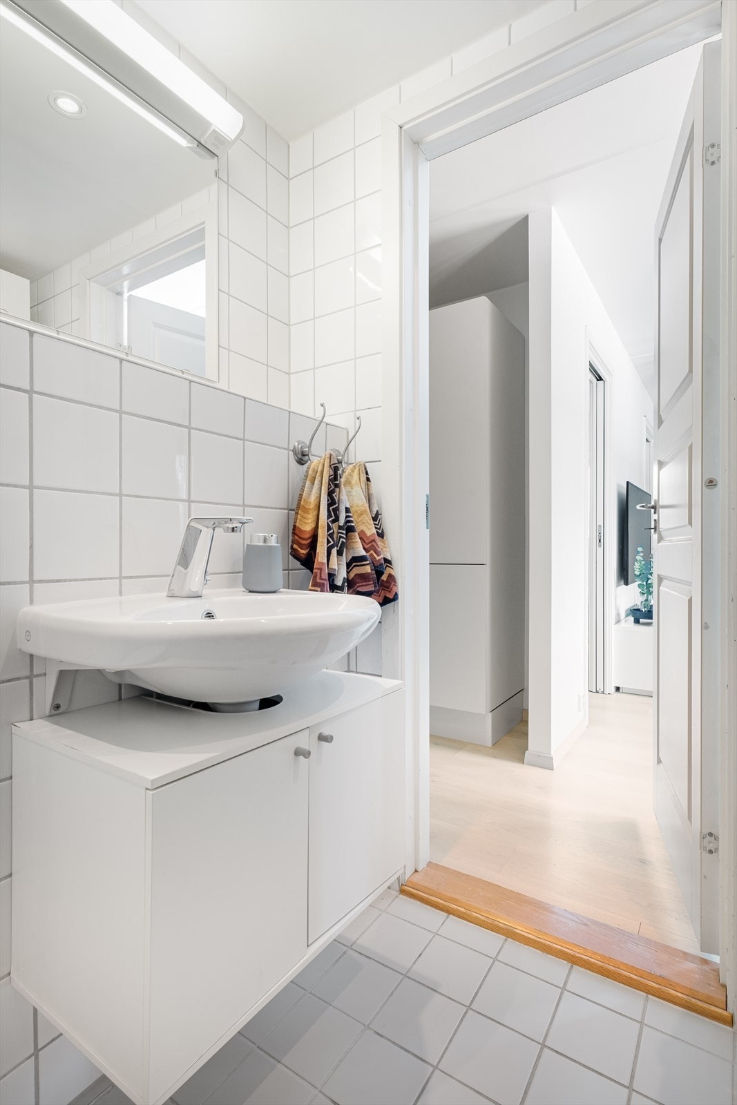 Det er mekanisk avtrekk, samt luftespalte under døren for lufttilførsel. Galleribilde