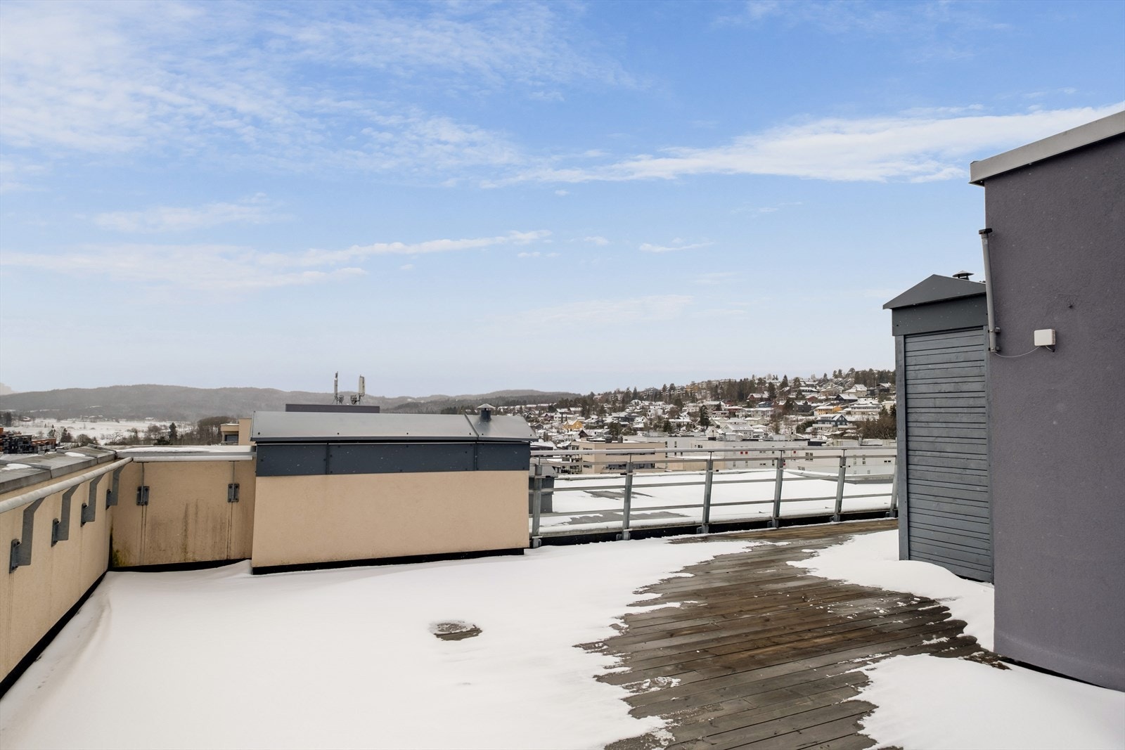Blokken har egen takterrasse med fantastiske solforhold og fin utsikt! Galleribilde