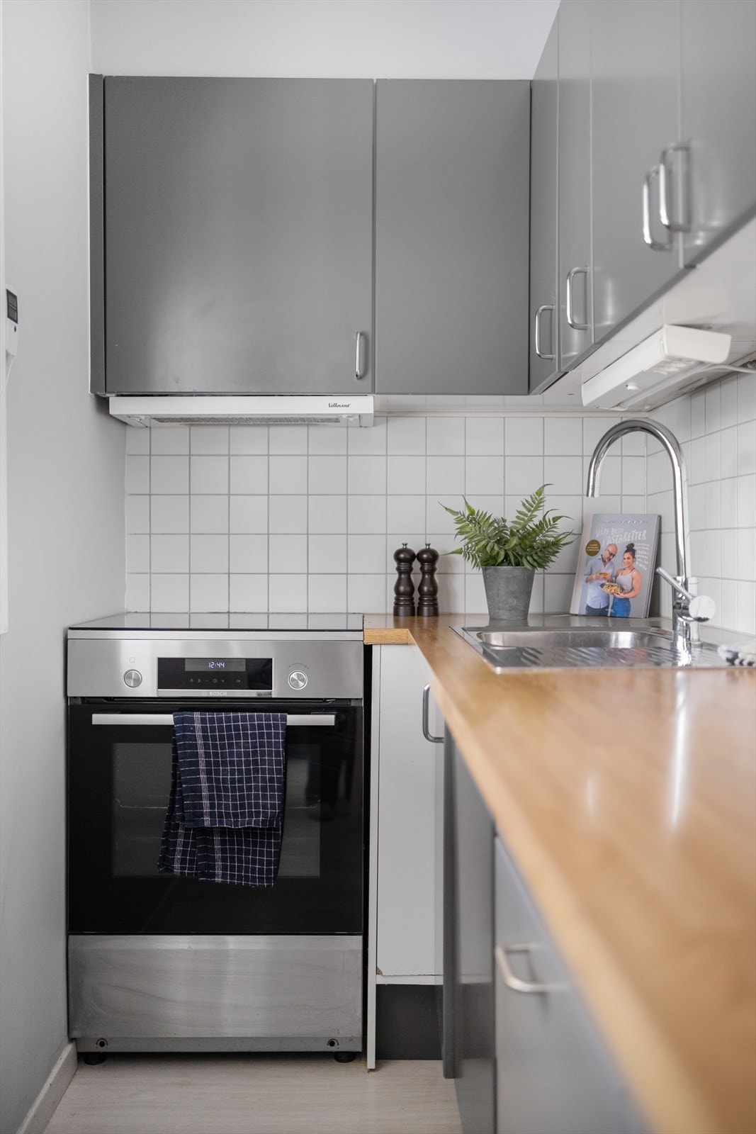 Det er satt inn integrert oppvaskmaskin, samt plass til frittstående komfyr. Galleribilde