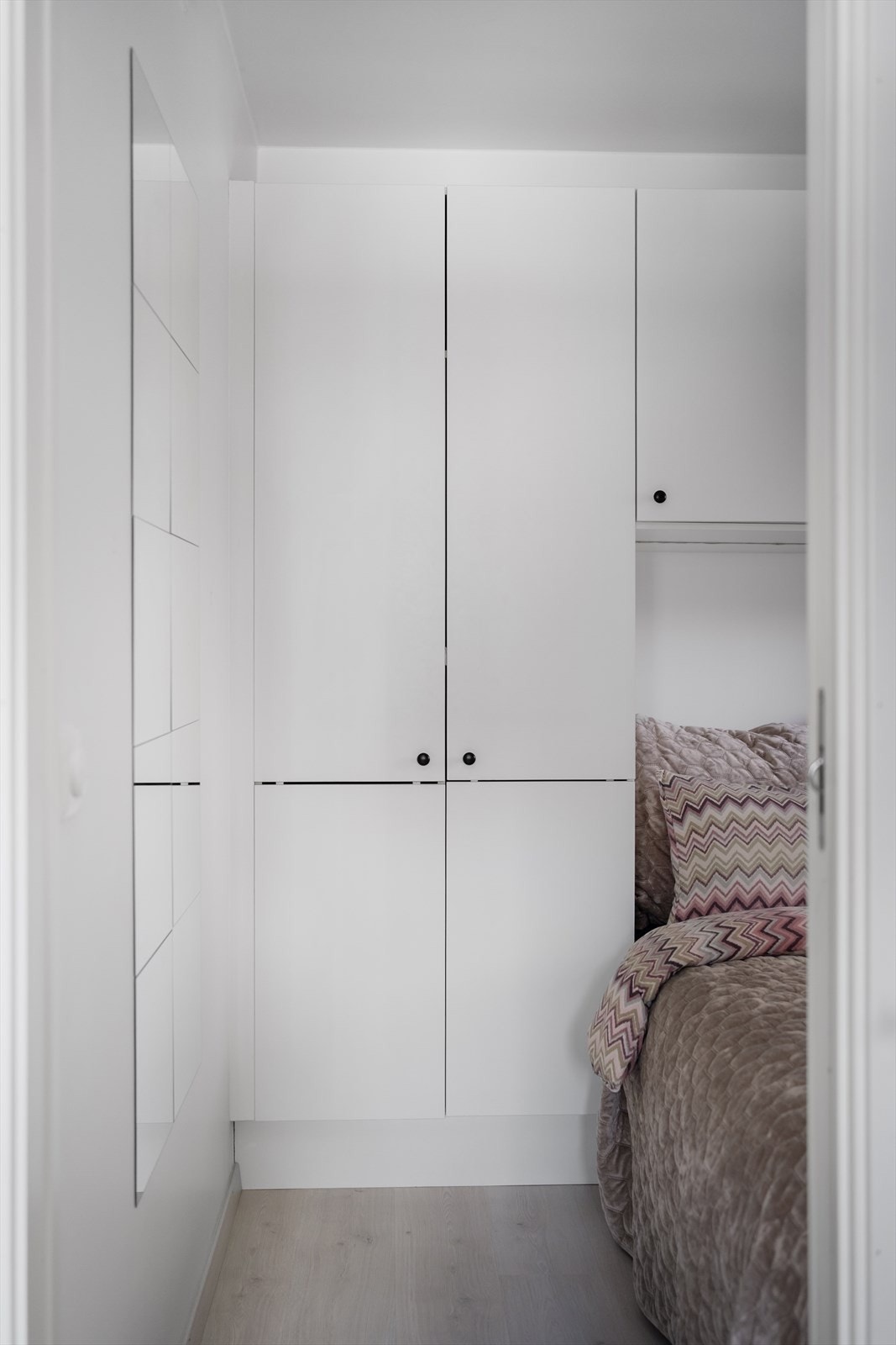 Det er gode oppbevarings- og lagringsmuligheter på soverommet. Galleribilde