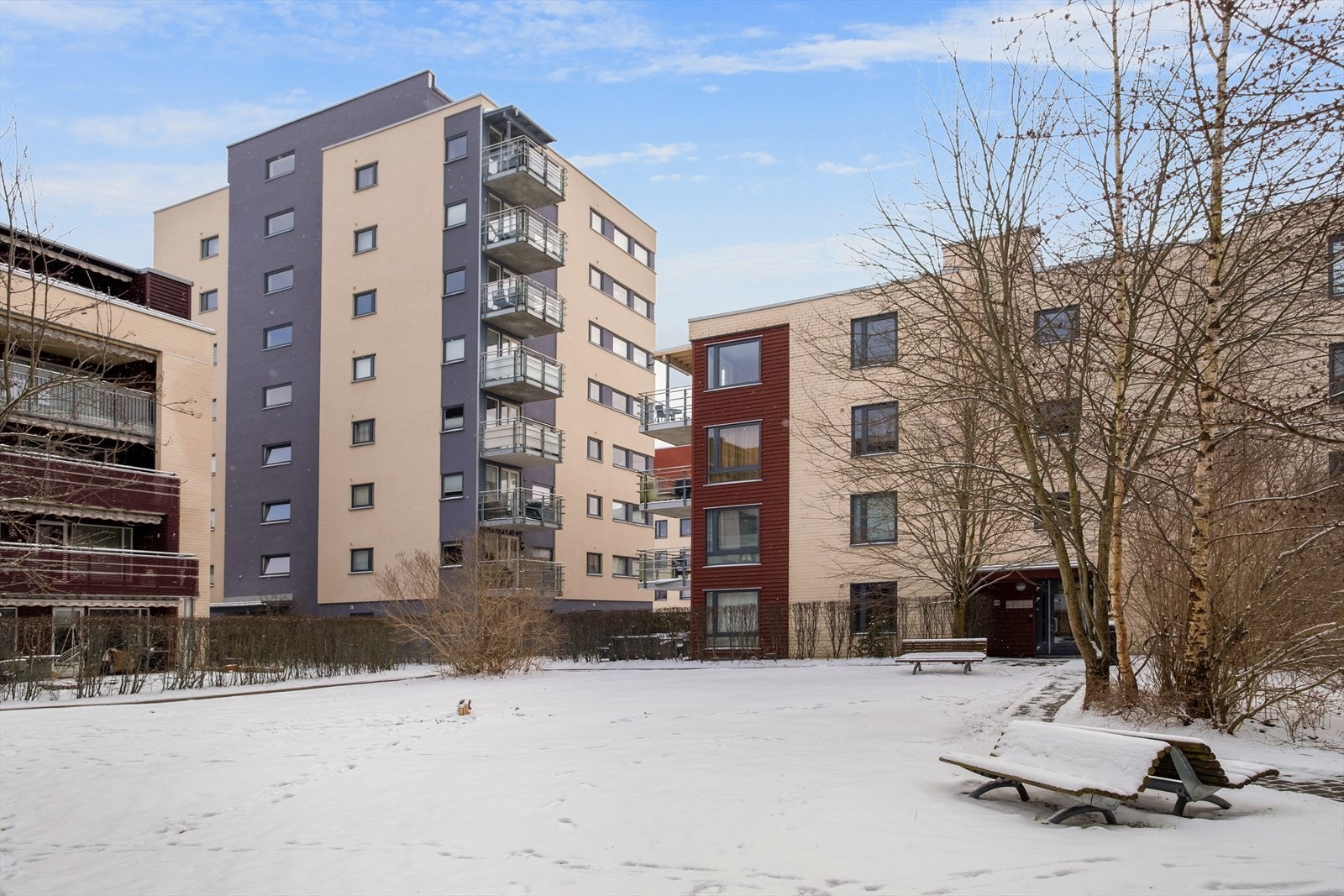 På bakkeplan er det etablert sittebenker, plen og beplantning. Galleribilde