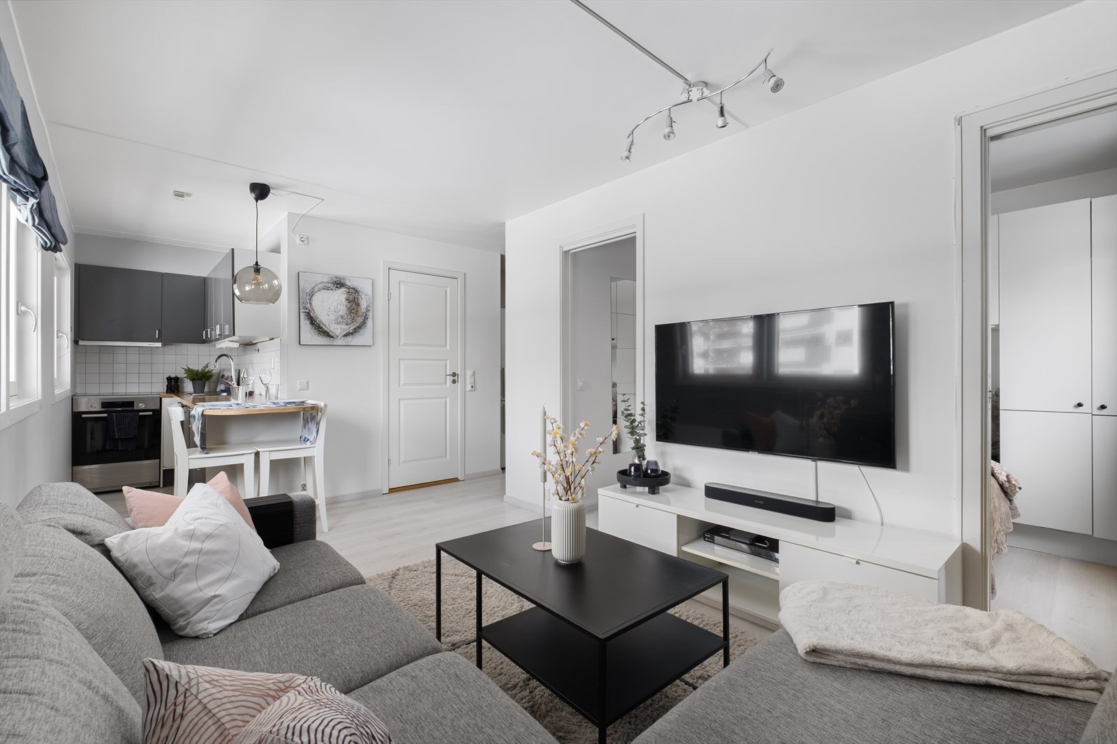 Fra stuen er det inngang til et soverom via to skyvedører. Galleribilde