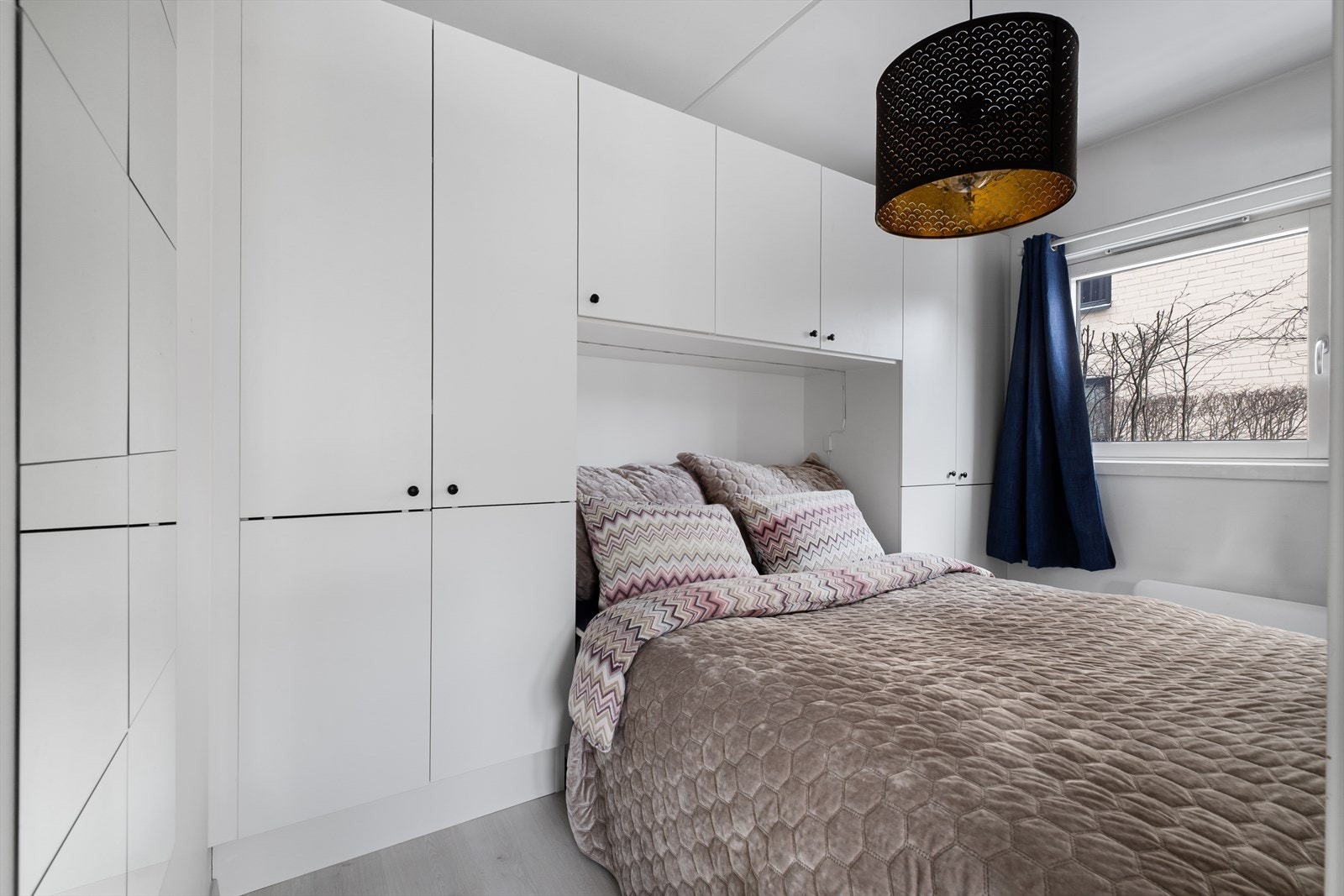 Soverommet har plass til dobbeltseng i nisje mellom skapinnredningen. Galleribilde
