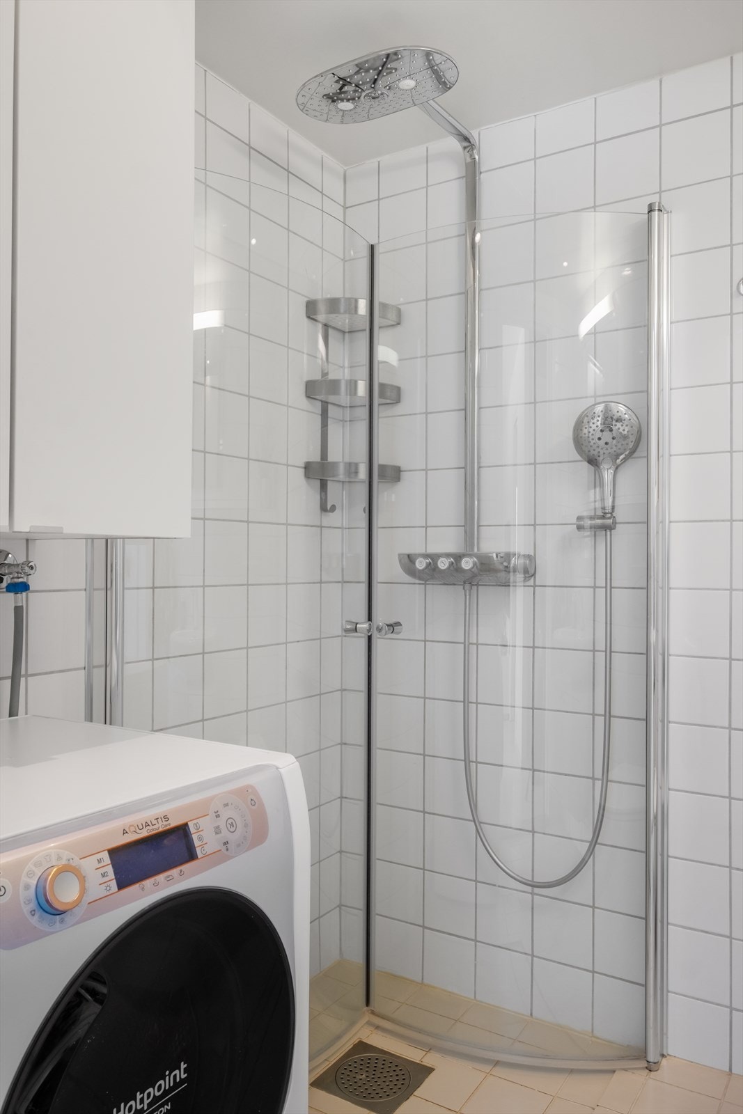 Rommet har servant med slette fronter, veggmontert toalett, dusjvegger/hjørne med to stk svingbare glassdører og opplegg for vaskemaskin. Galleribilde