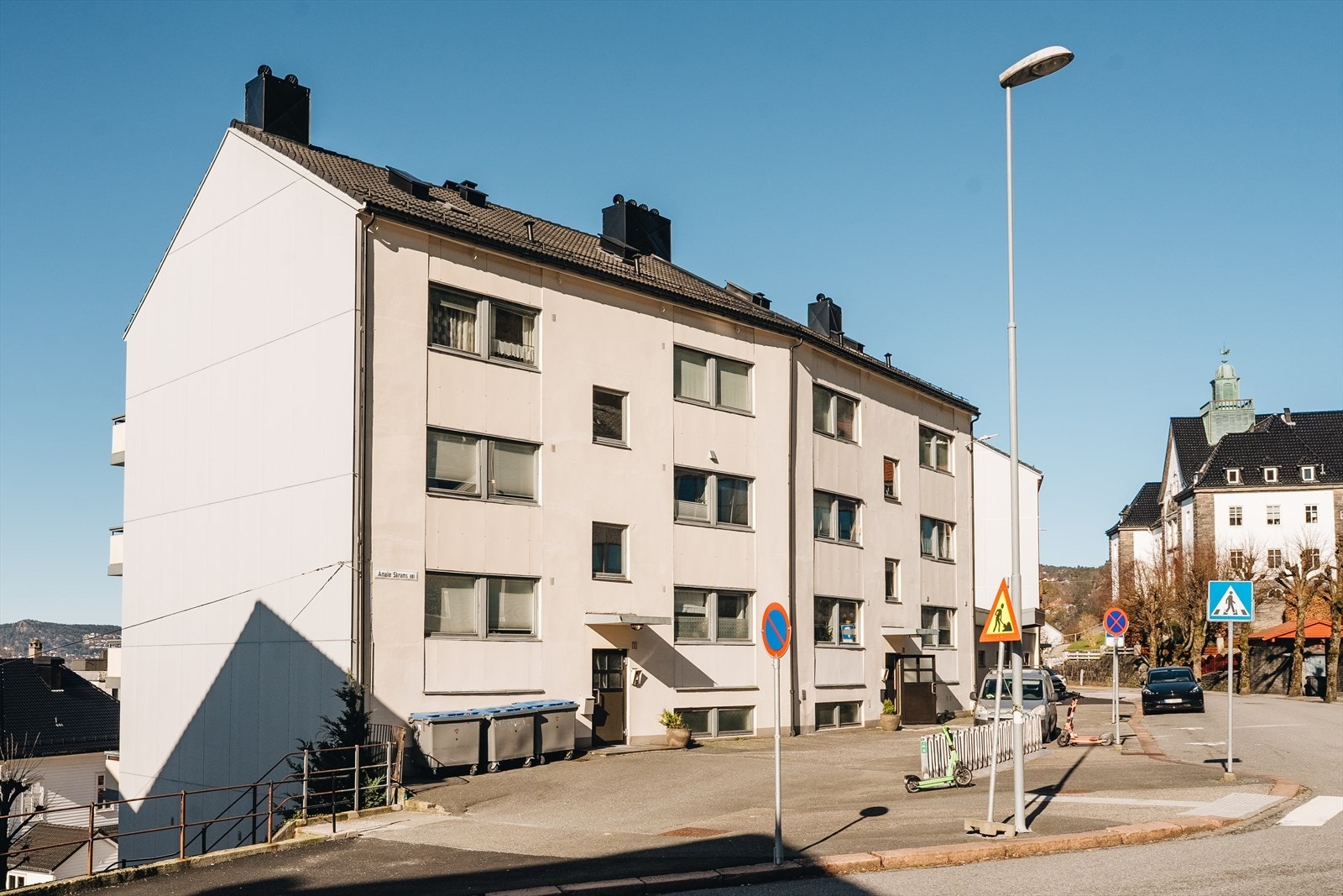 - Nærmeste busstopp ligger rett ved leiligheten leiligheten med hyppige avganger mot sentrum. Fem minutter å gå til Sandvikstorget med flere ruter i andre retning! - Galleribilde