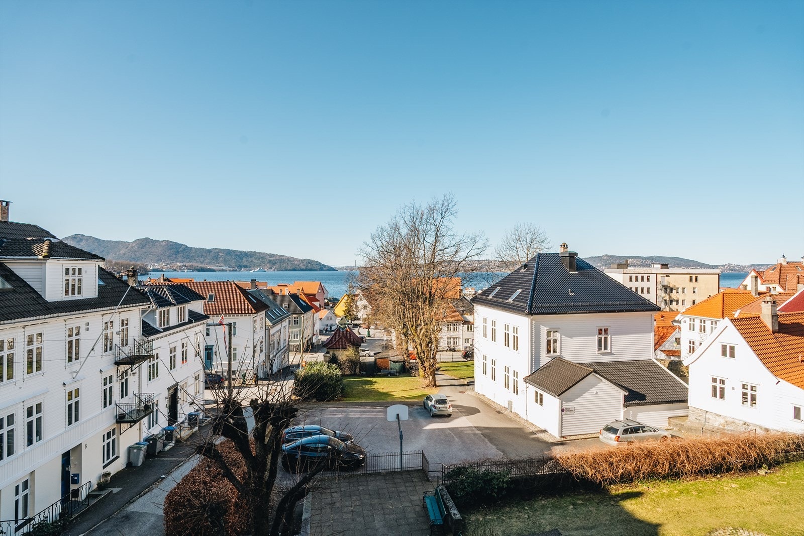 - Fra balkongen kan man nyte fantastisk utsikt over det koselige nærområdet og utover mot Byfjorden - Galleribilde