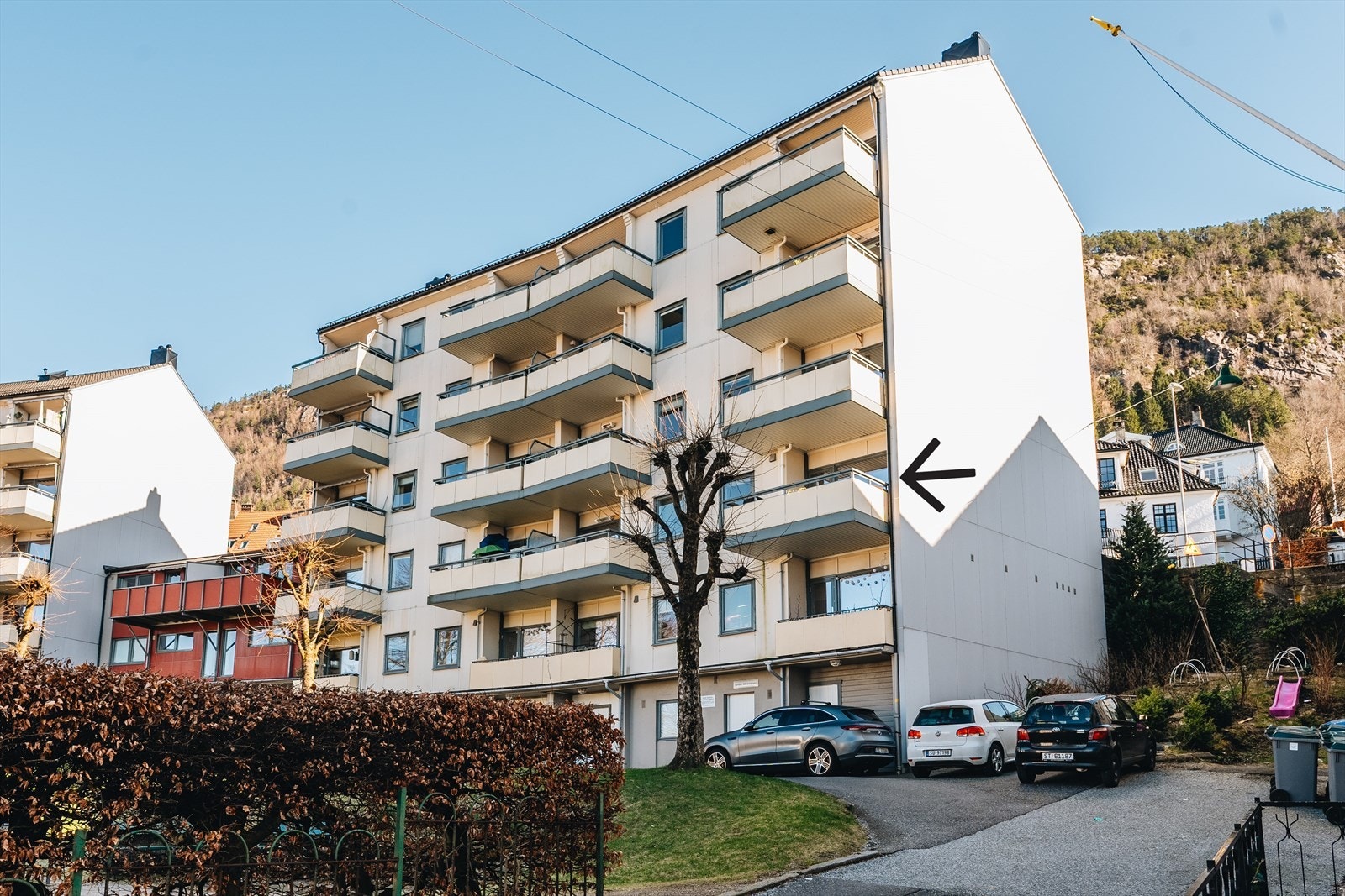 - Borettslaget har fire garasjeplasser som tildeles etter ansiennitet. For øvrig er det soneparkering i området - Galleribilde