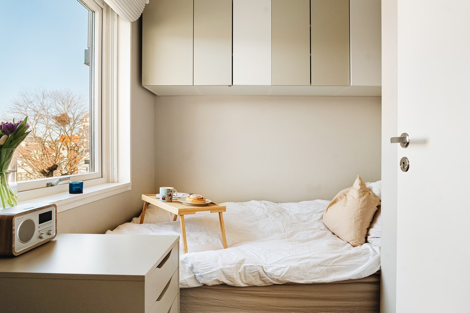 - Koselig sovealkove med plass til seng og en liten kommode - Galleribilde