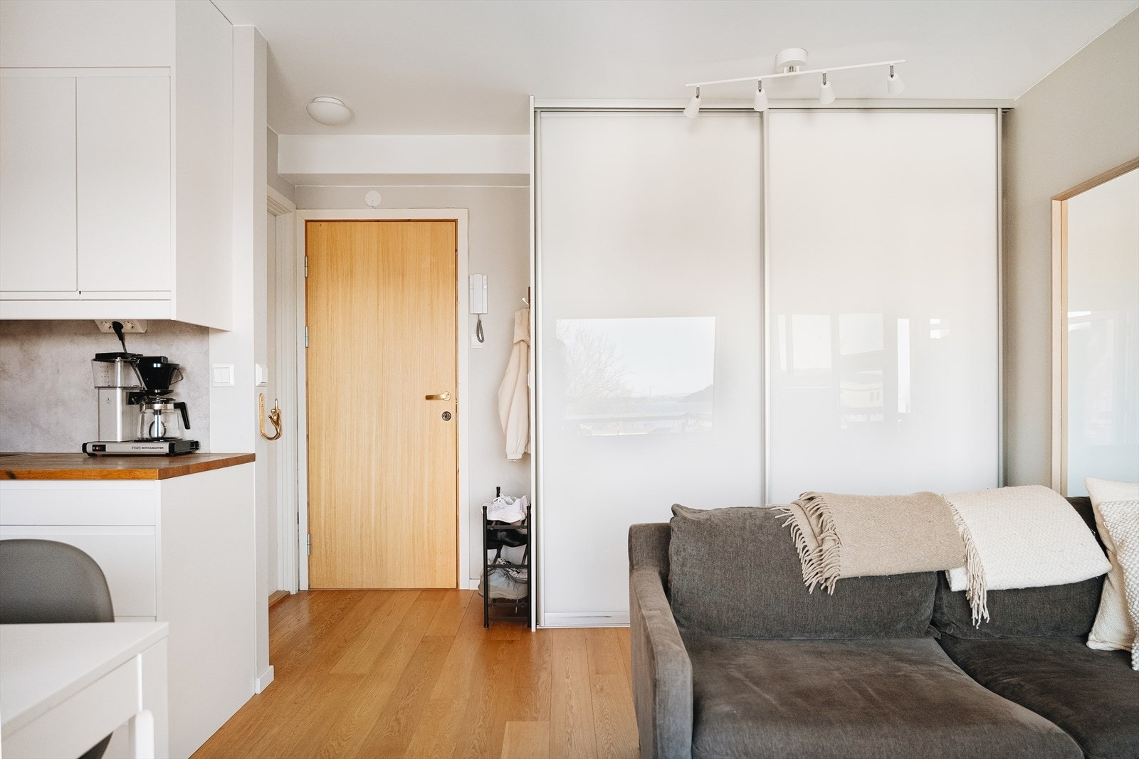 - Entré/stue/kjøkken måler 18,6 m² - Galleribilde