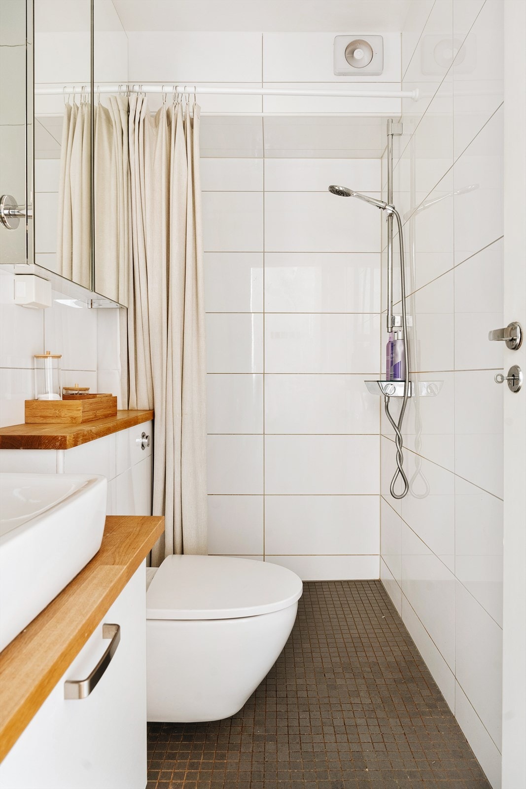 - Badet ble pusset opp i 2014 og er innredet med vegghengt toalett, opplegg for vaskemaskin, servant med innredning og dusj - Galleribilde