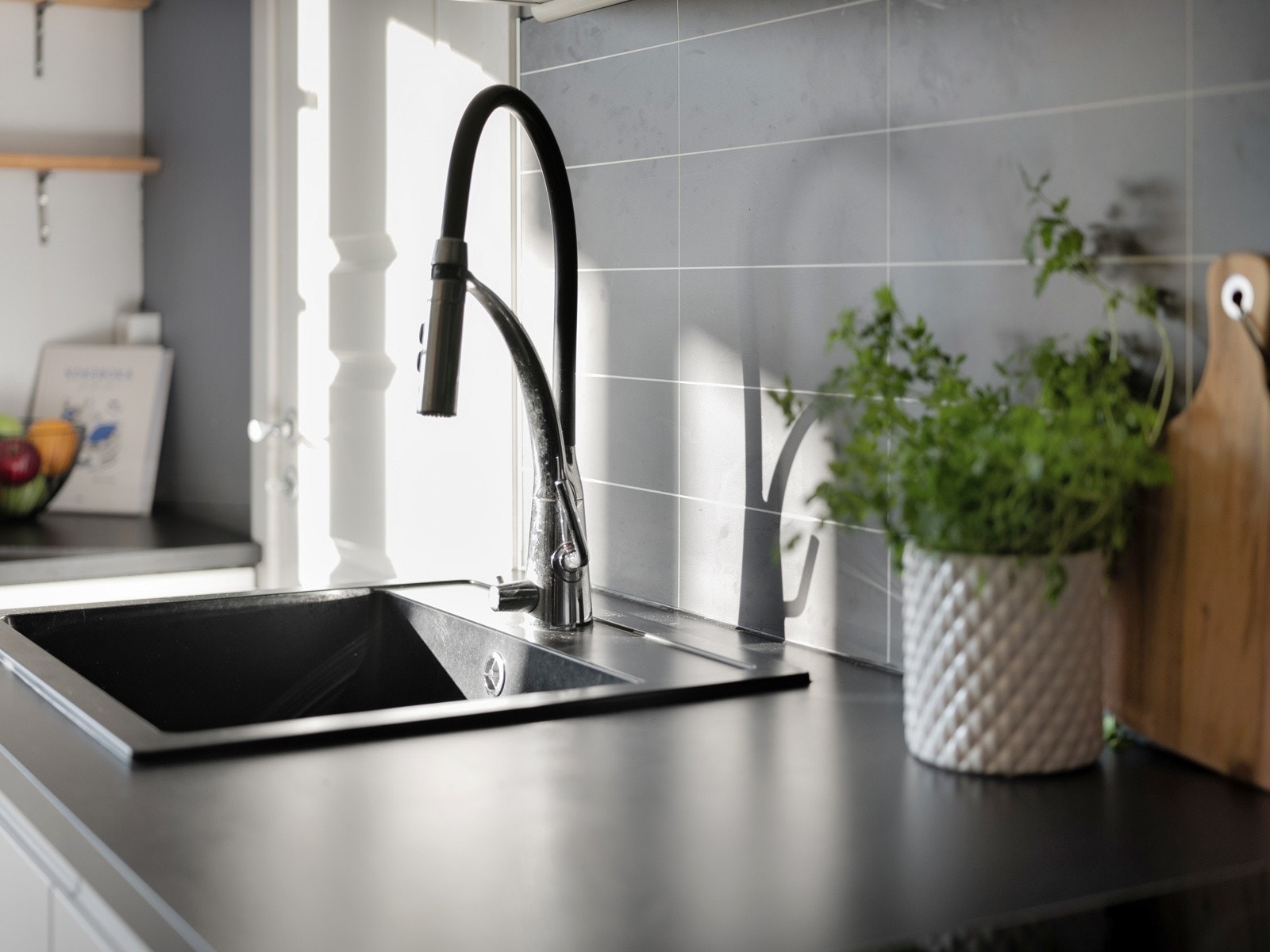 Sprutplate montert over benken sørger for enkel rengjøring. Nedfelt oppvaskkum. Galleribilde