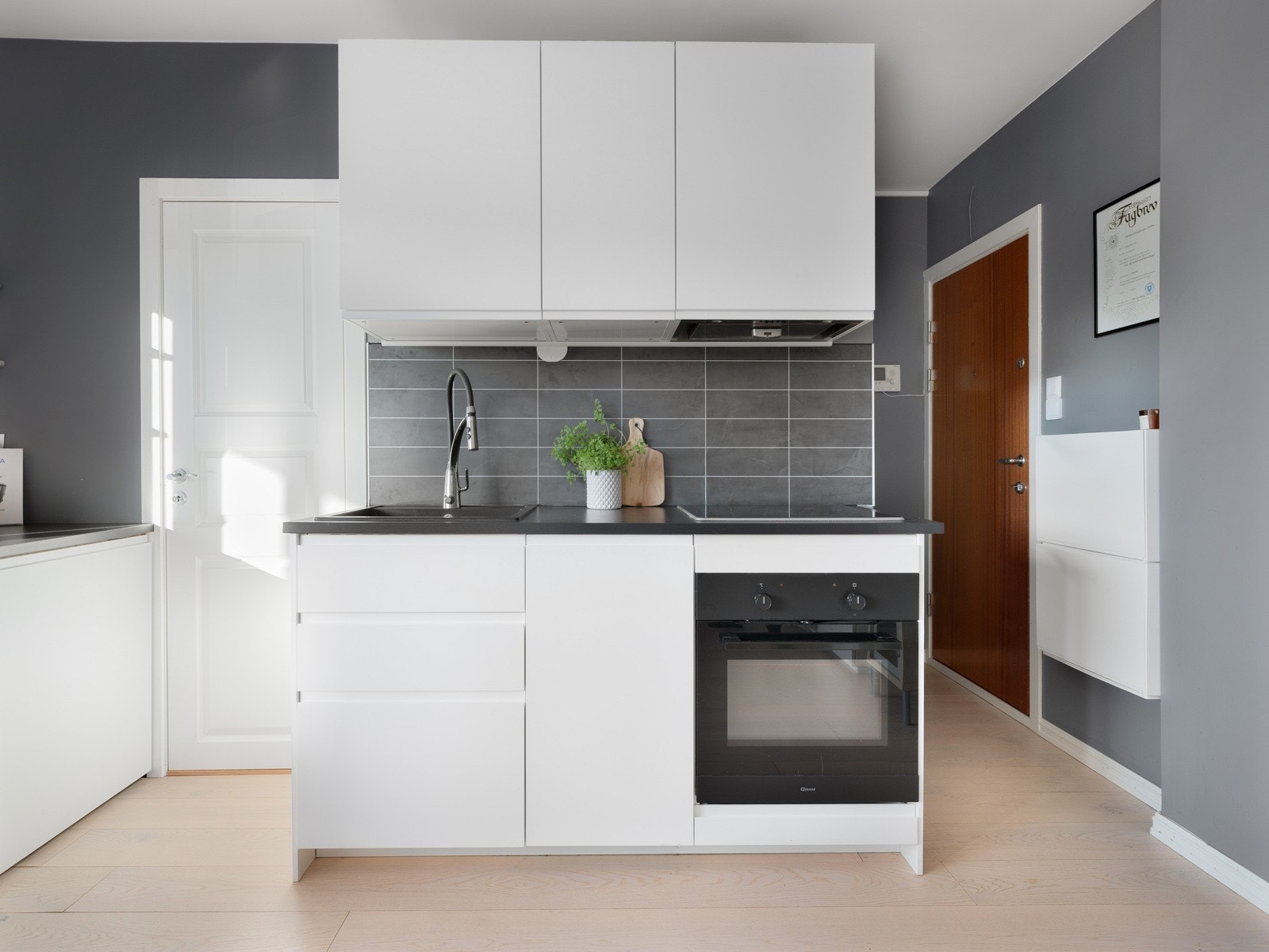 Hvitevarer som integrert komfyr med keramisk platetopp, oppvaskmaskin og kjøleskap medfølger. Galleribilde