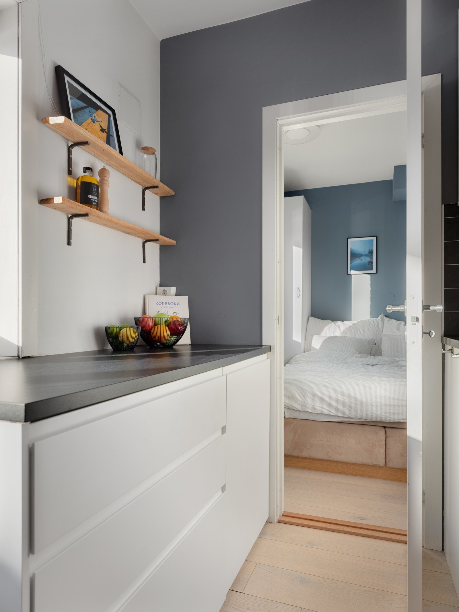 Kjøkkenet har godt med skap- og benkeplass for matlaging. Videre sørger vindusflatene for gode lysforhold. Galleribilde