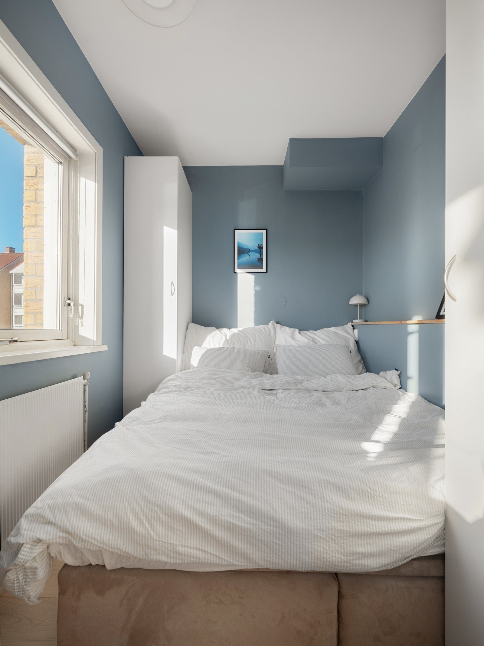 Soverommet er malt i en lun blåtone, som sørger for en behagelig atmosfære! Galleribilde