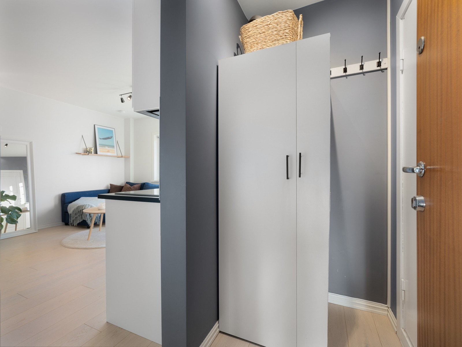 Nåværende eier har installert vaskemaskin i eget skap i entréen. Det ble også montert stoppekran og Aquastop på kaldtvannsinntak til vaskemaskin. Galleribilde