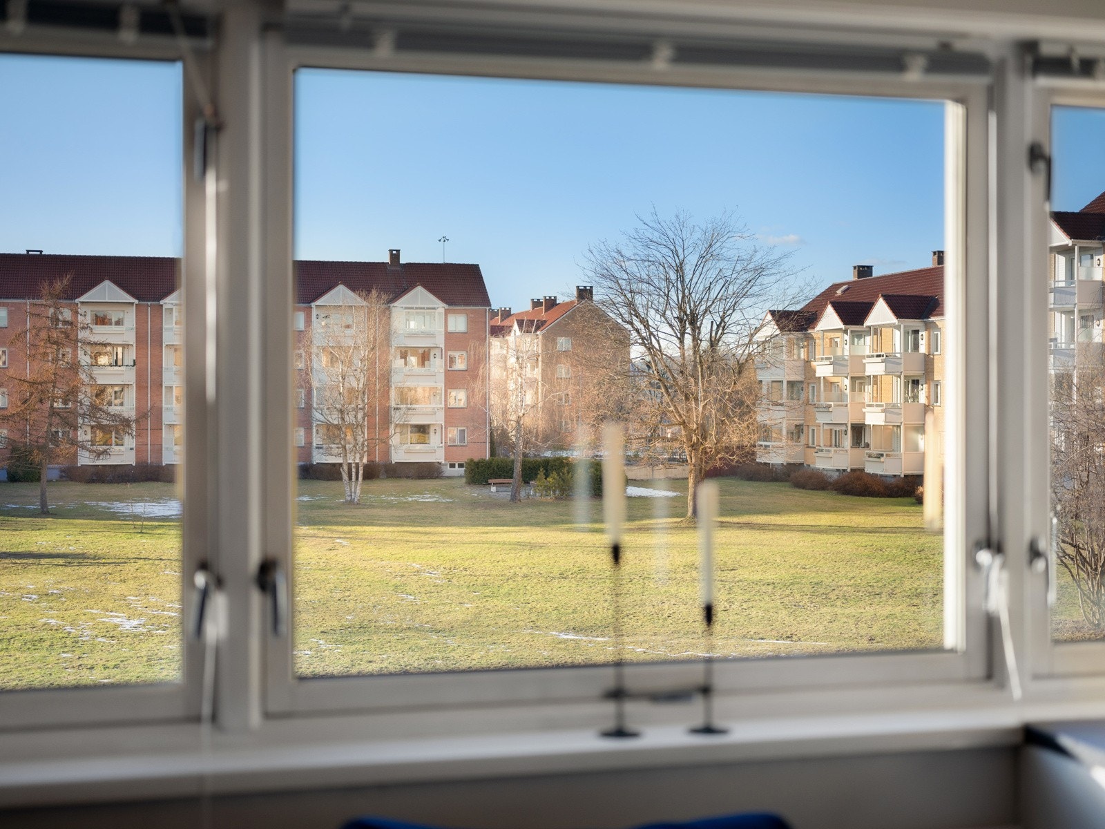 Herlig utsyn fra stue og soverom. Leiligheten vender mot borettslagets hyggelige grøntområder. Galleribilde