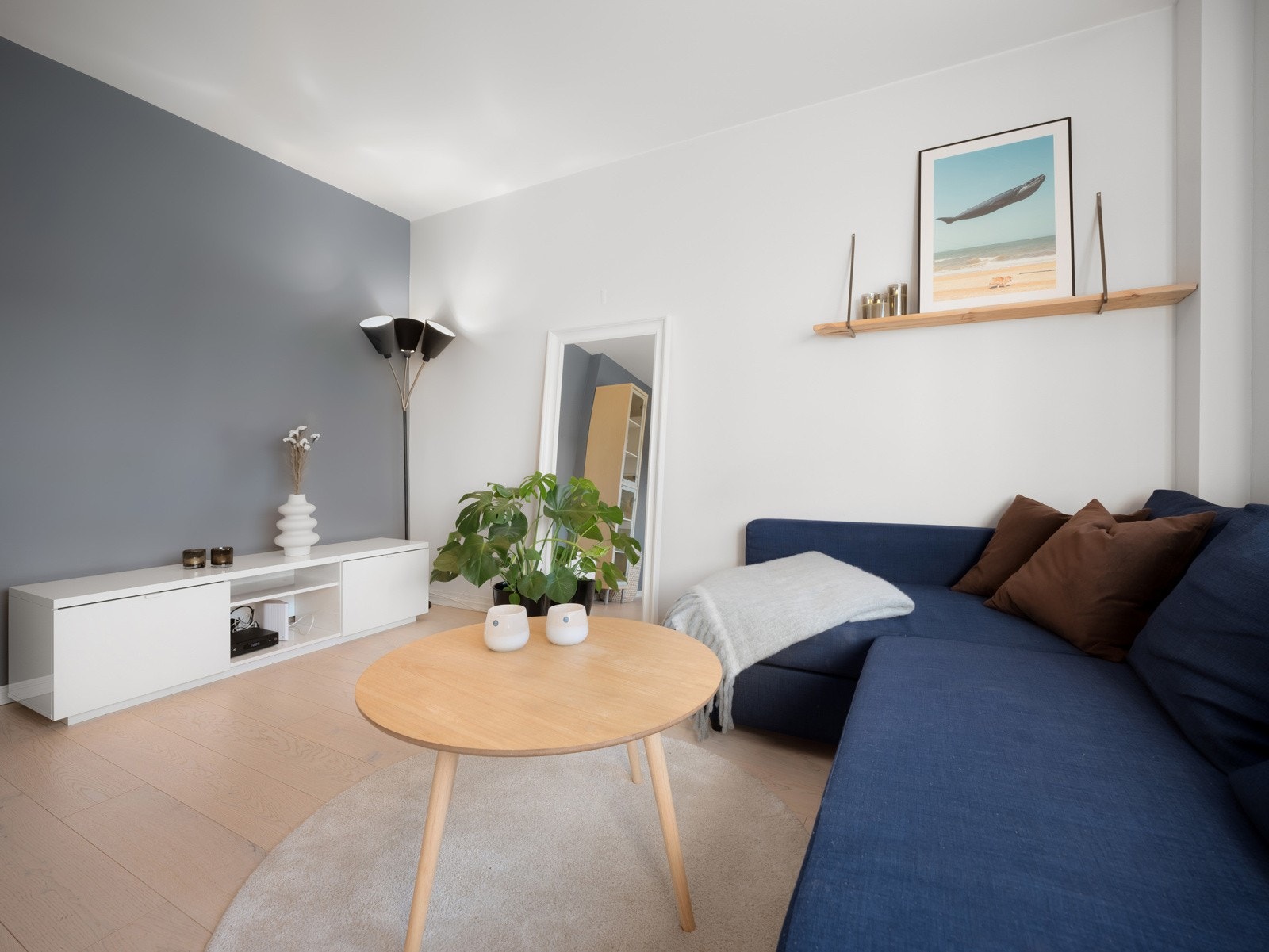 Gulvet i leiligheten er belagt med pen 1-stavs parkett. Overflater på vegger er malt i moderne fargevalg. Galleribilde