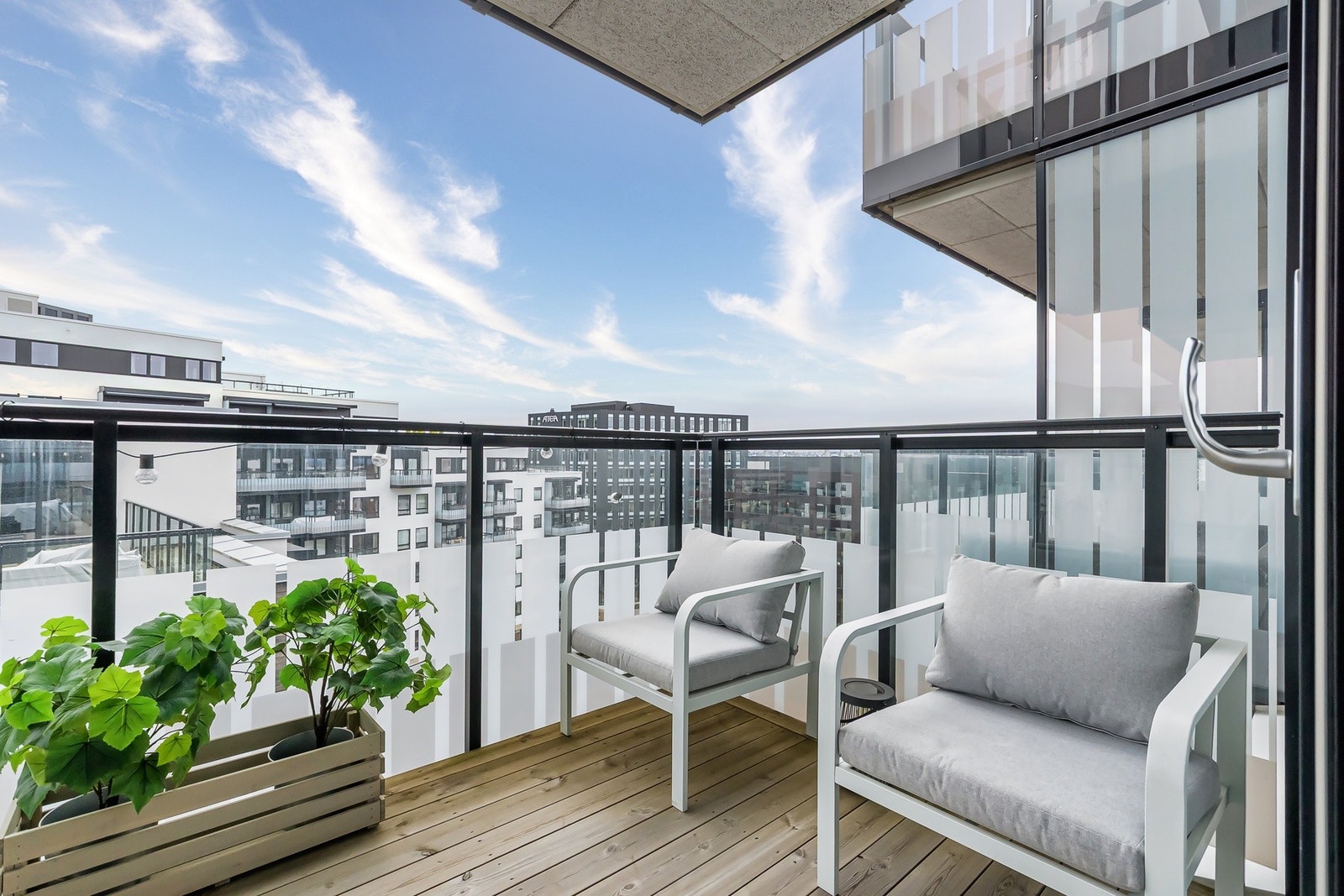 Leiligheten ligger i byggets 8.etasje og fremstår svært attraktiv. Galleribilde
