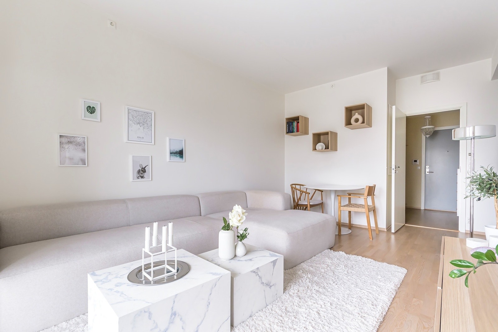 God plass til sofa med tilhørende møblement. Galleribilde