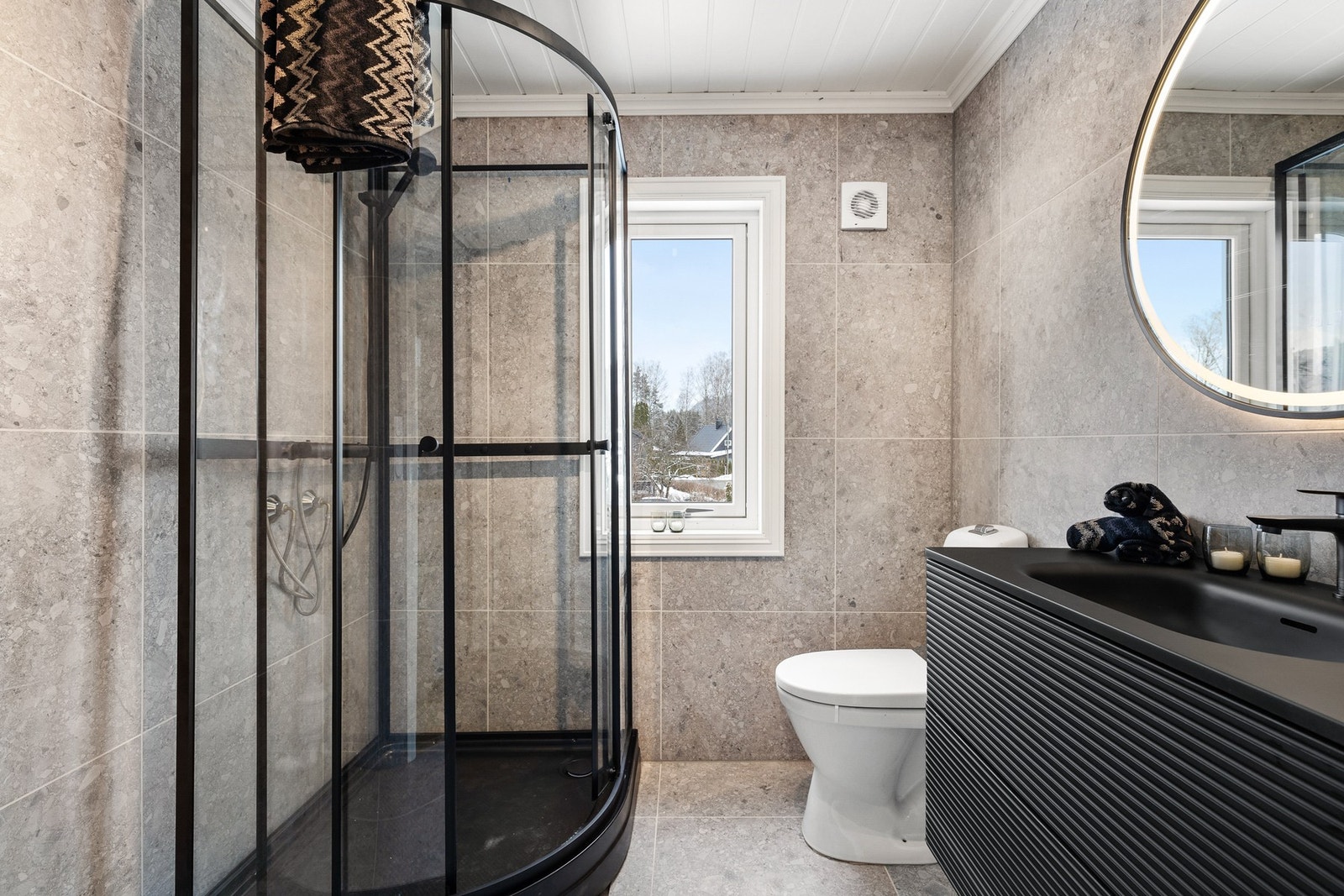 Flislagt bad oppgradert i 2024 med gulvvarme Galleribilde