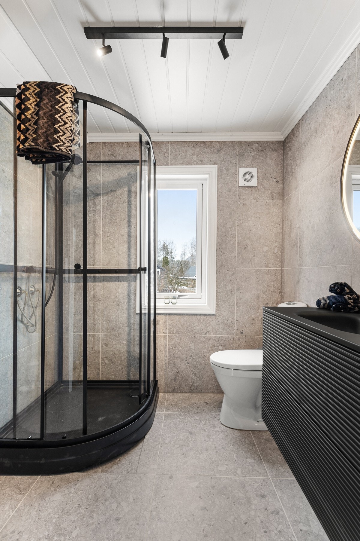 Rommet er innredet med dusjkabinett og gulvstående toalett Galleribilde