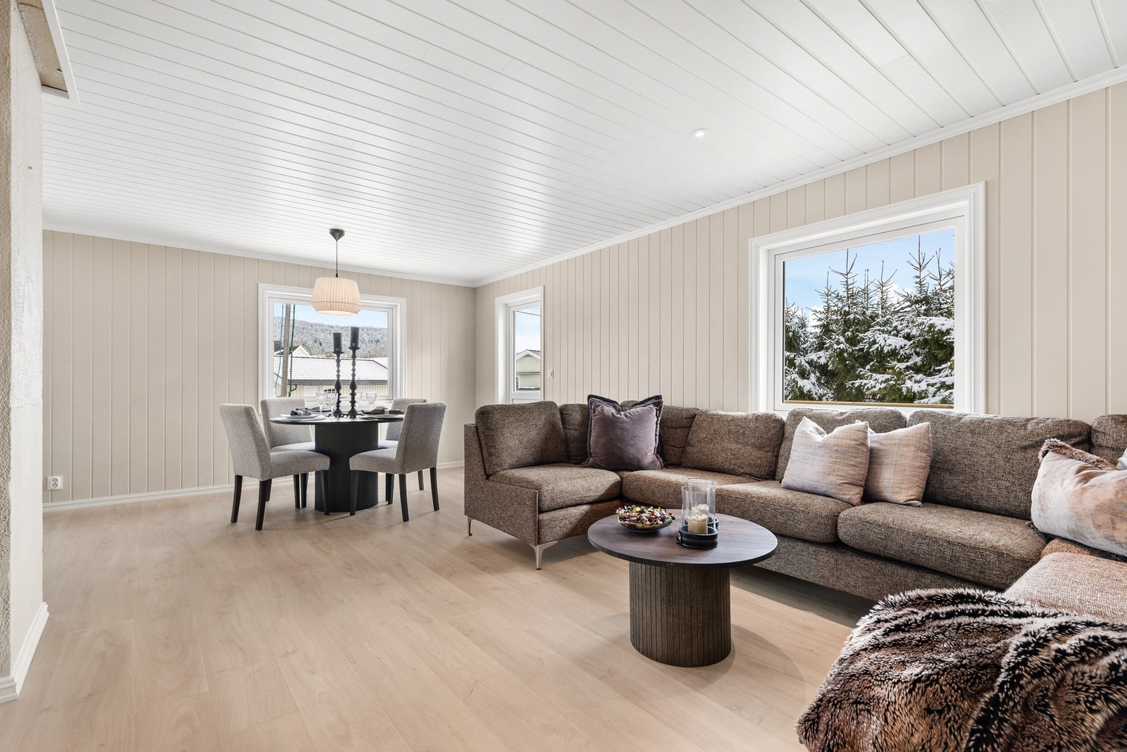 Det er fin plass til sofa og spisebord i forbindelse med kjøkkenet Galleribilde