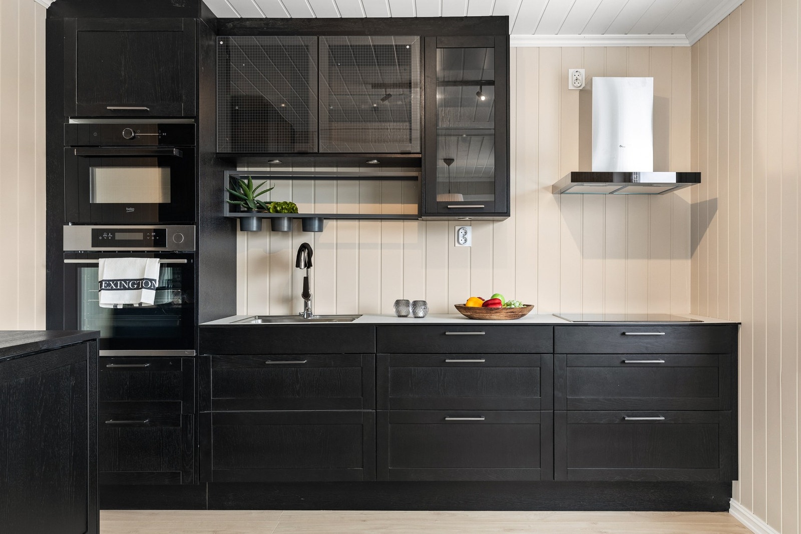 Innredningen har integrert oppvaskmaskin, komfyr, induksjonstopp og komfyrvakt Galleribilde