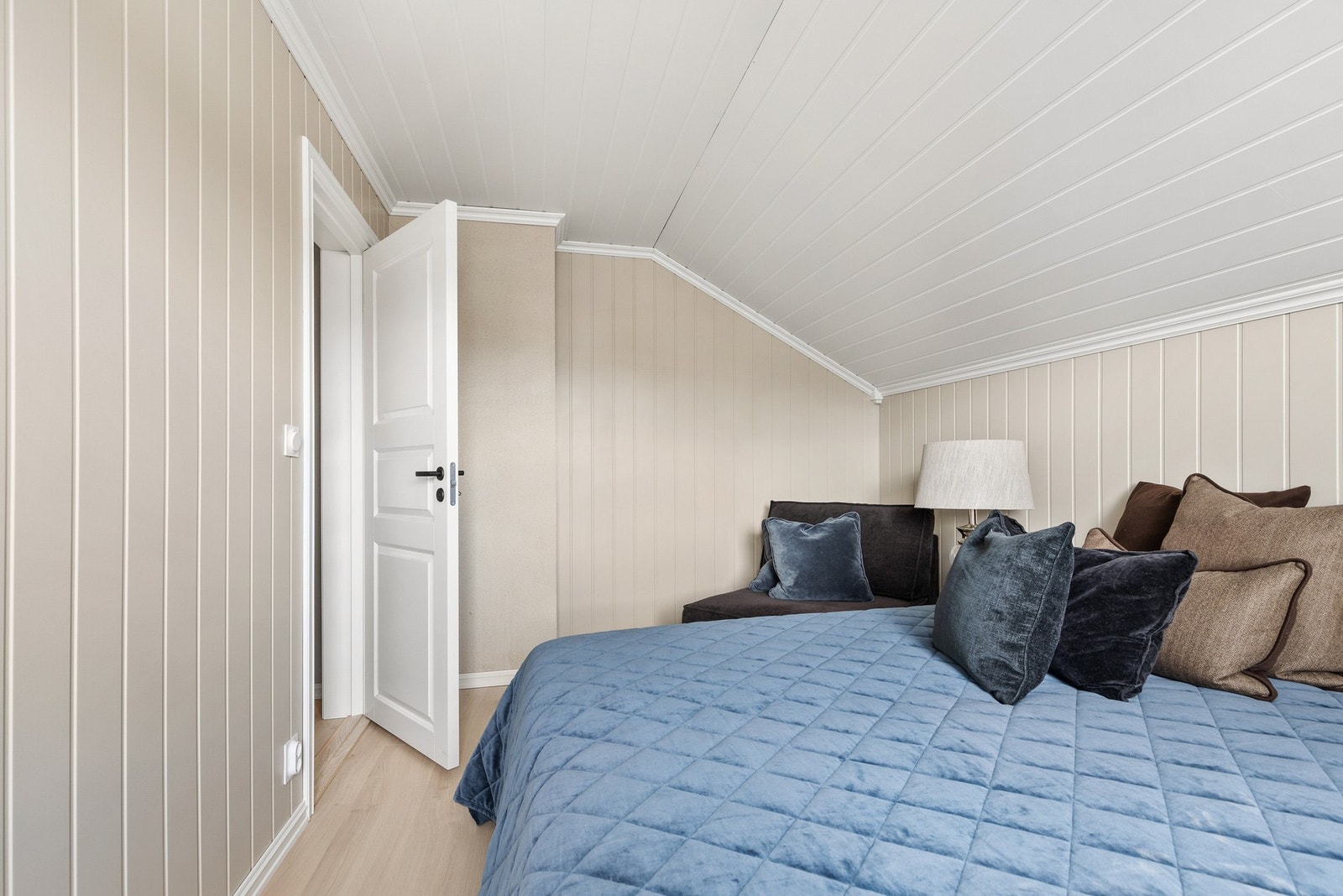 Hovedsoverommet har fin plass til dobbeltseng og øvrig møblement Galleribilde