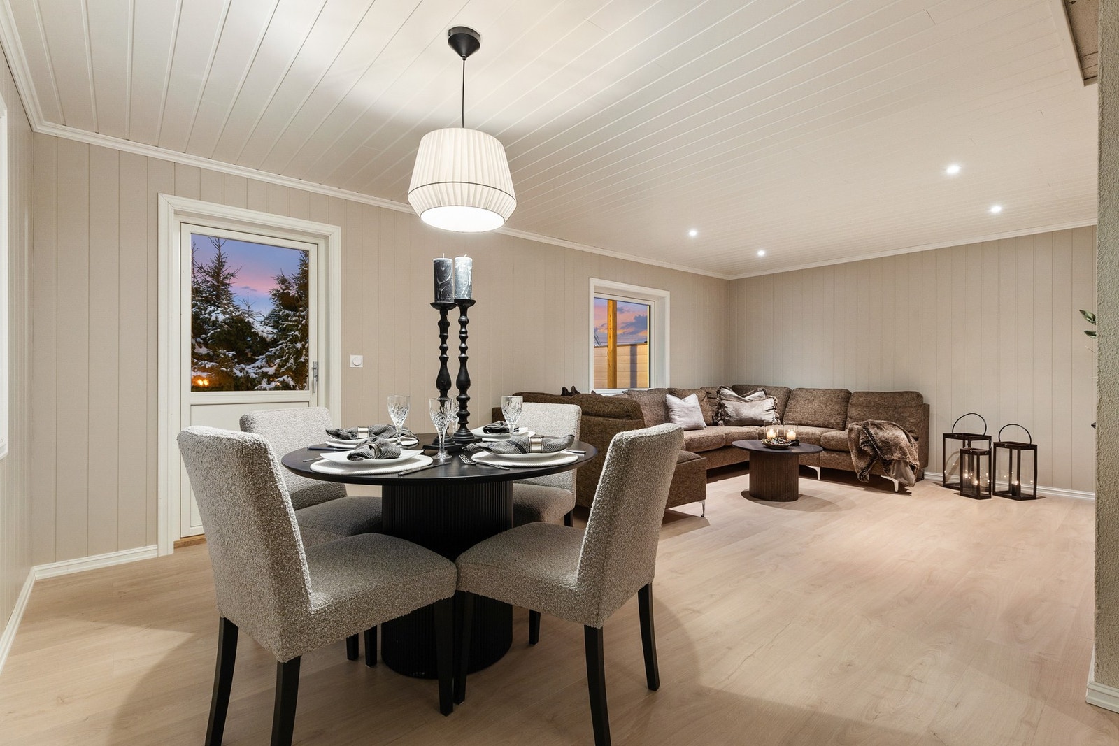 Innbydende stue med laminat på gulv og mdf panel på vegger samt i himling Galleribilde