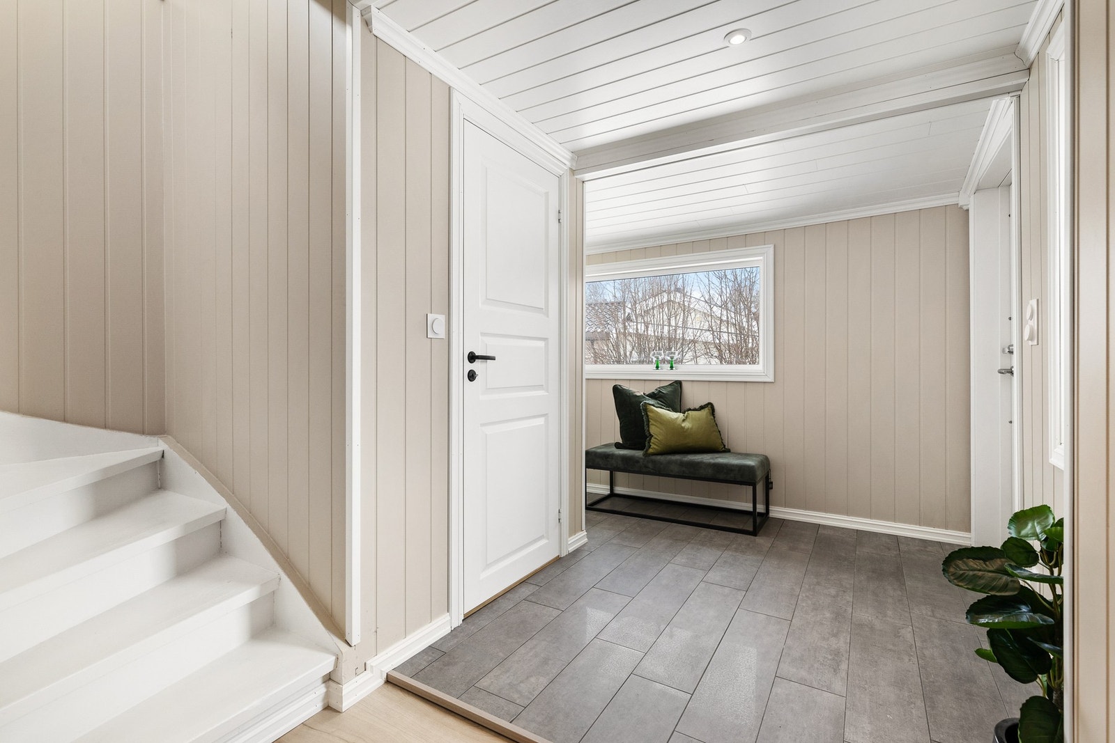 Romslig entré med fin plass til å henge fra seg yttertøy og sko Galleribilde