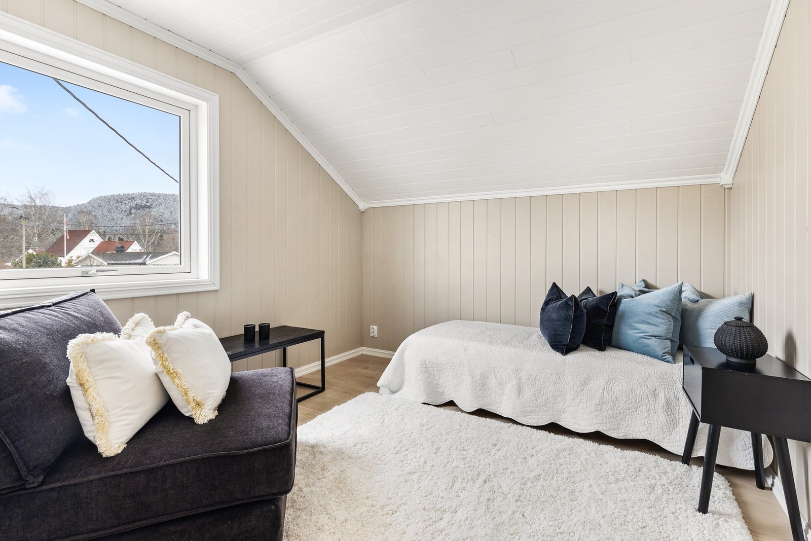 Alle soverommene har laminat på gulv og panel på vegger Galleribilde