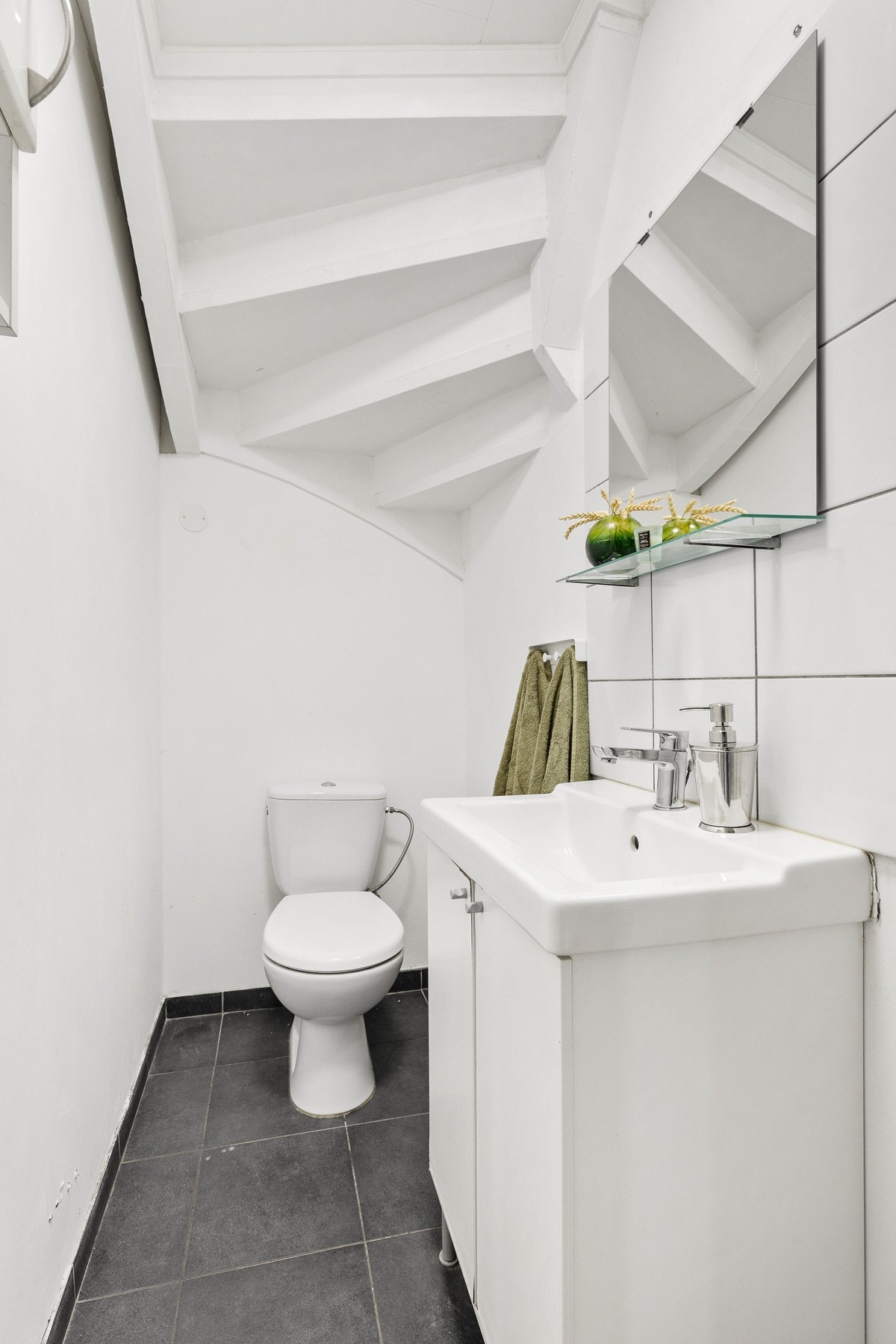 Praktisk toalettrom med fliser på gulv Galleribilde