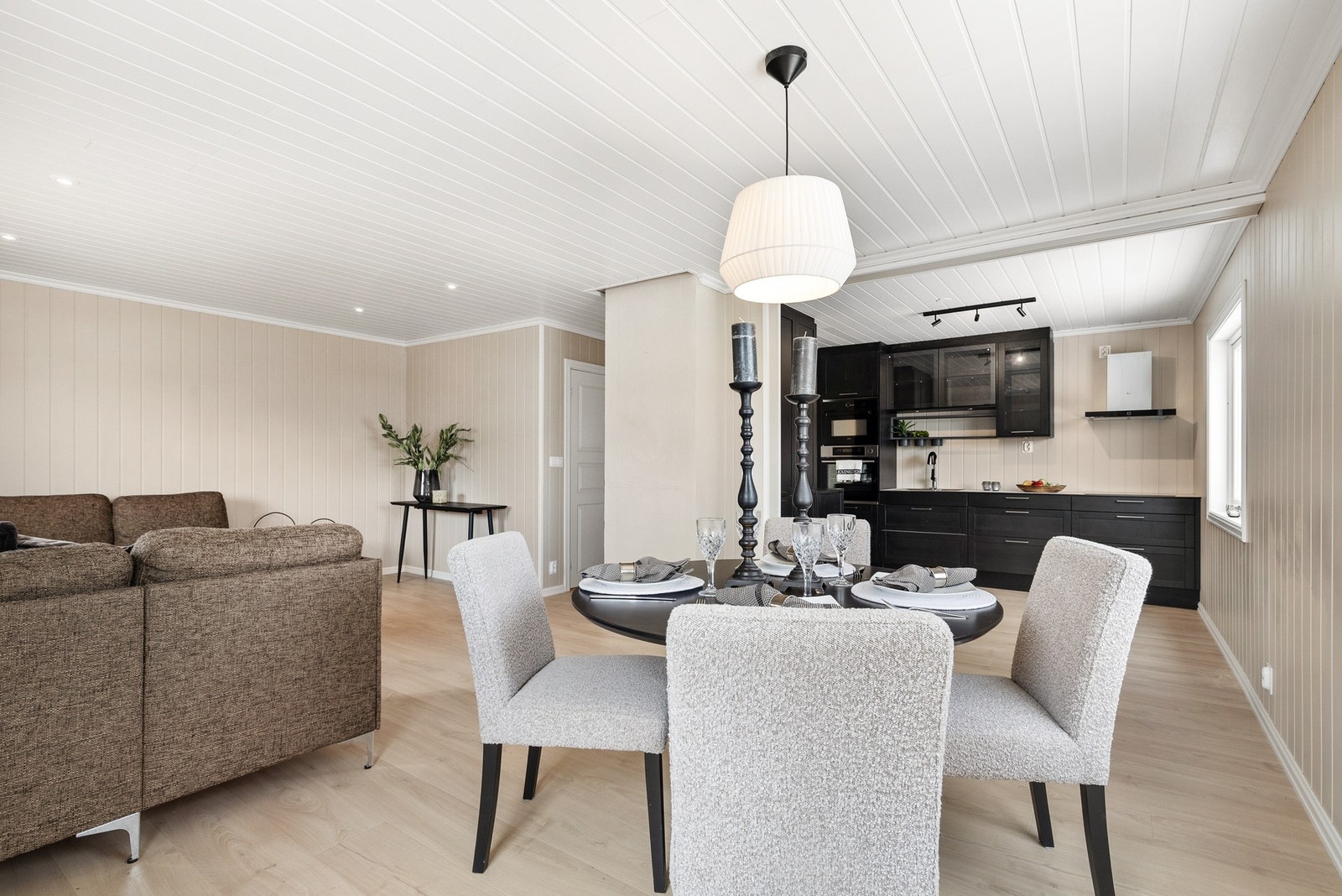 Det er en åpen stue/kjøkken løsning som gir en luftig romfølelse Galleribilde