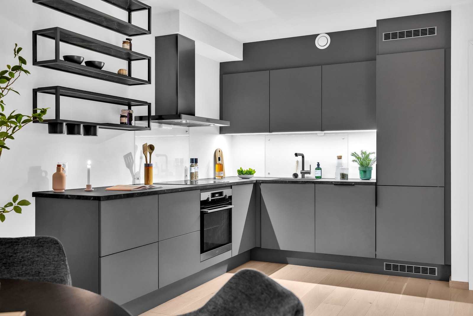 Stilren kjøkkeninnredning med glatte fronter fra byggeåret 2020. Galleribilde