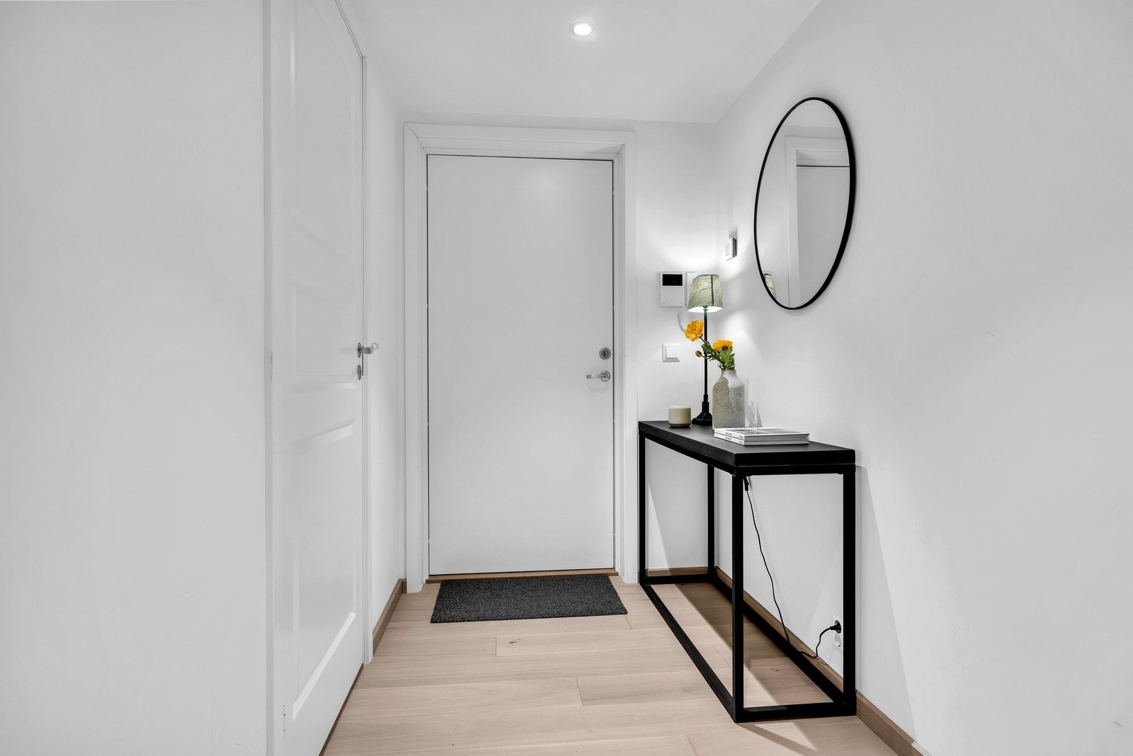 Innbydende og lys entré som gir et godt førsteinntrykk av leiligheten. Velkommen inn! Galleribilde