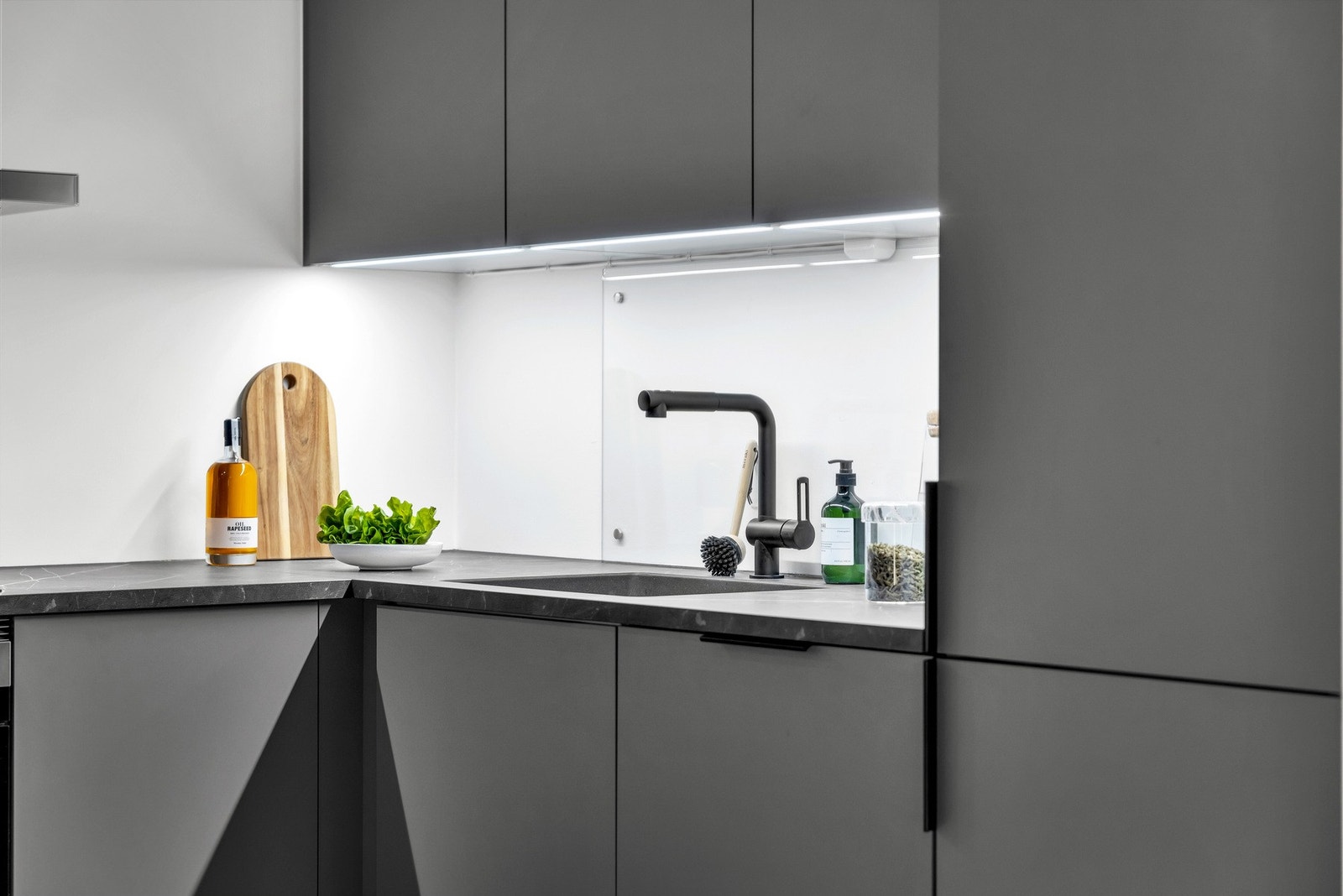 Kjøkkenet har et moderne uttrykk med pene detaljer. Galleribilde