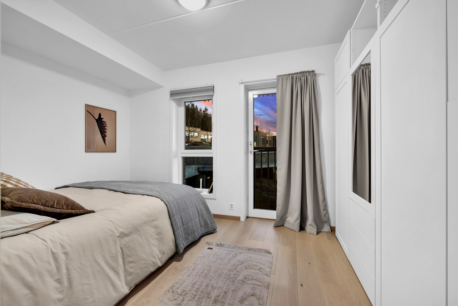 Leilighetens andre soverom gjør seg perfekt som gjesterom, barnerom eller kontor. Galleribilde