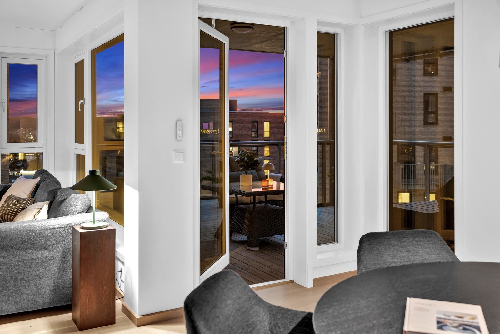 Vi beveger oss videre inn til leilighetens naturlige oppholdsrom, nemlig stuen og kjøkkenet. Galleribilde