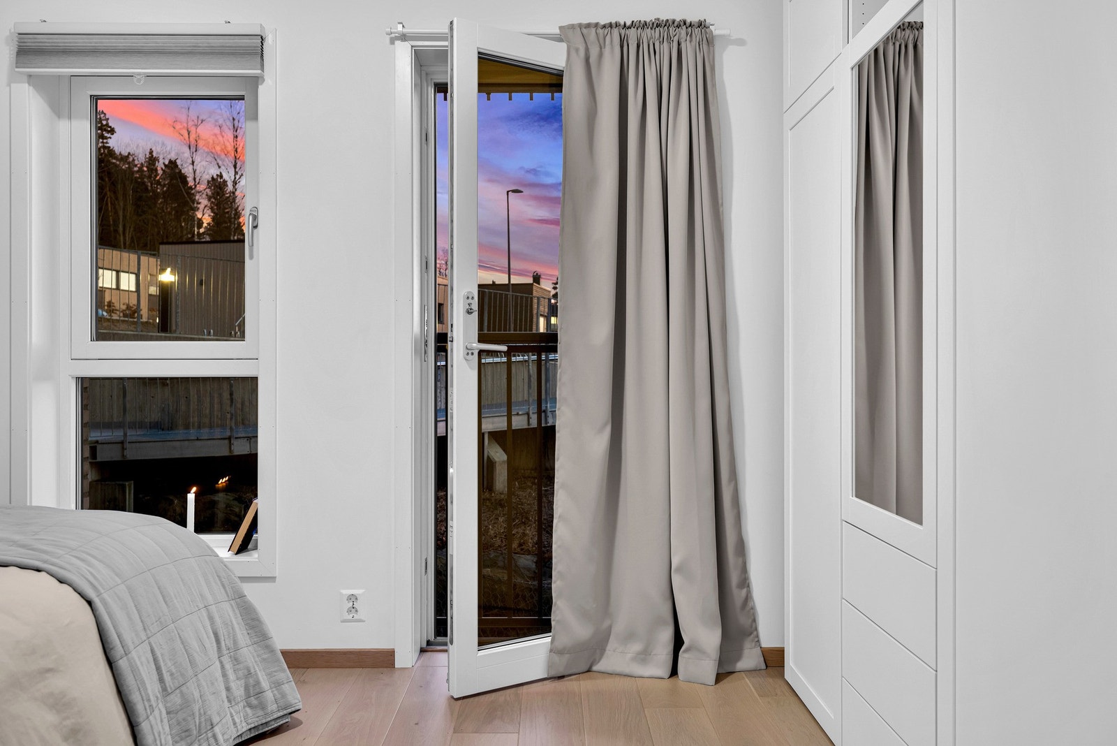 I tillegg har rommet en helt egen flott fransk balkong! Galleribilde