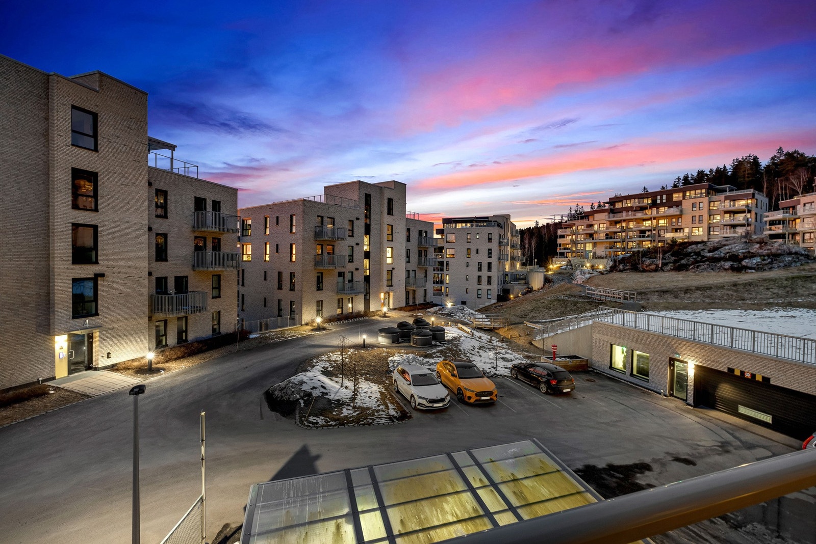 Her bor man høyt og fritt med flotte turmuligheter, gangavstand til Lørenskog stasjon, SNØ, matbutikk og serveringssteder. Galleribilde