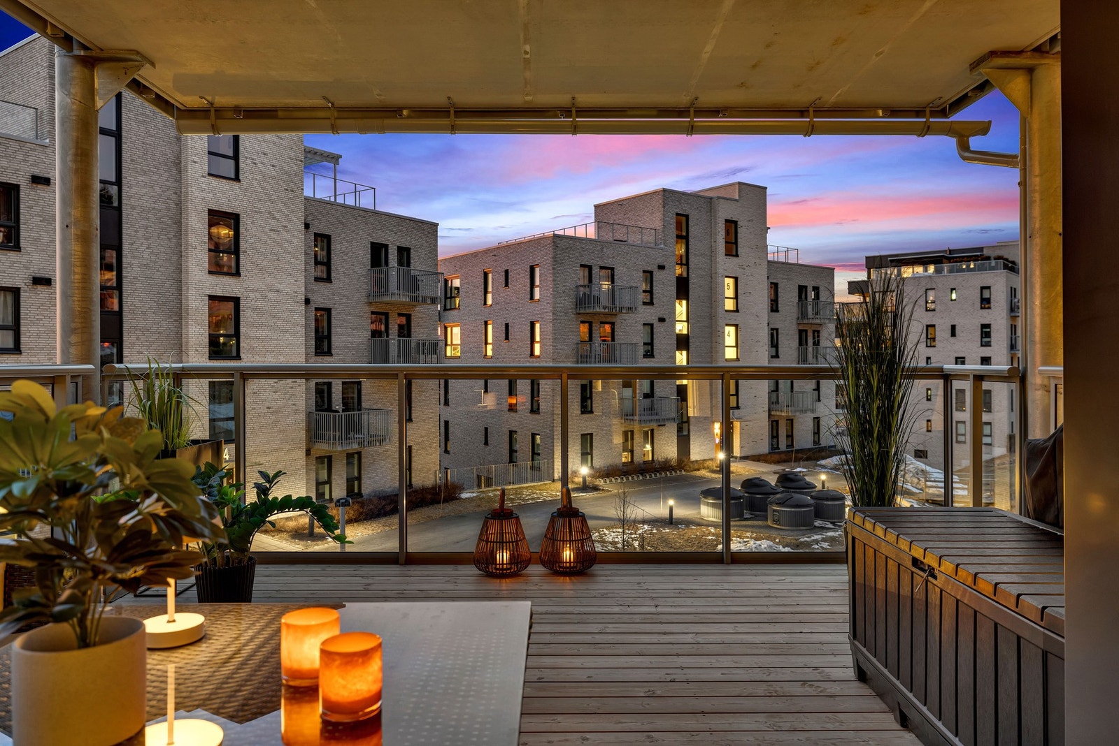 Her er det også mer enn god nok plass til sittegruppe, grill og hyggelig beplantning. Galleribilde