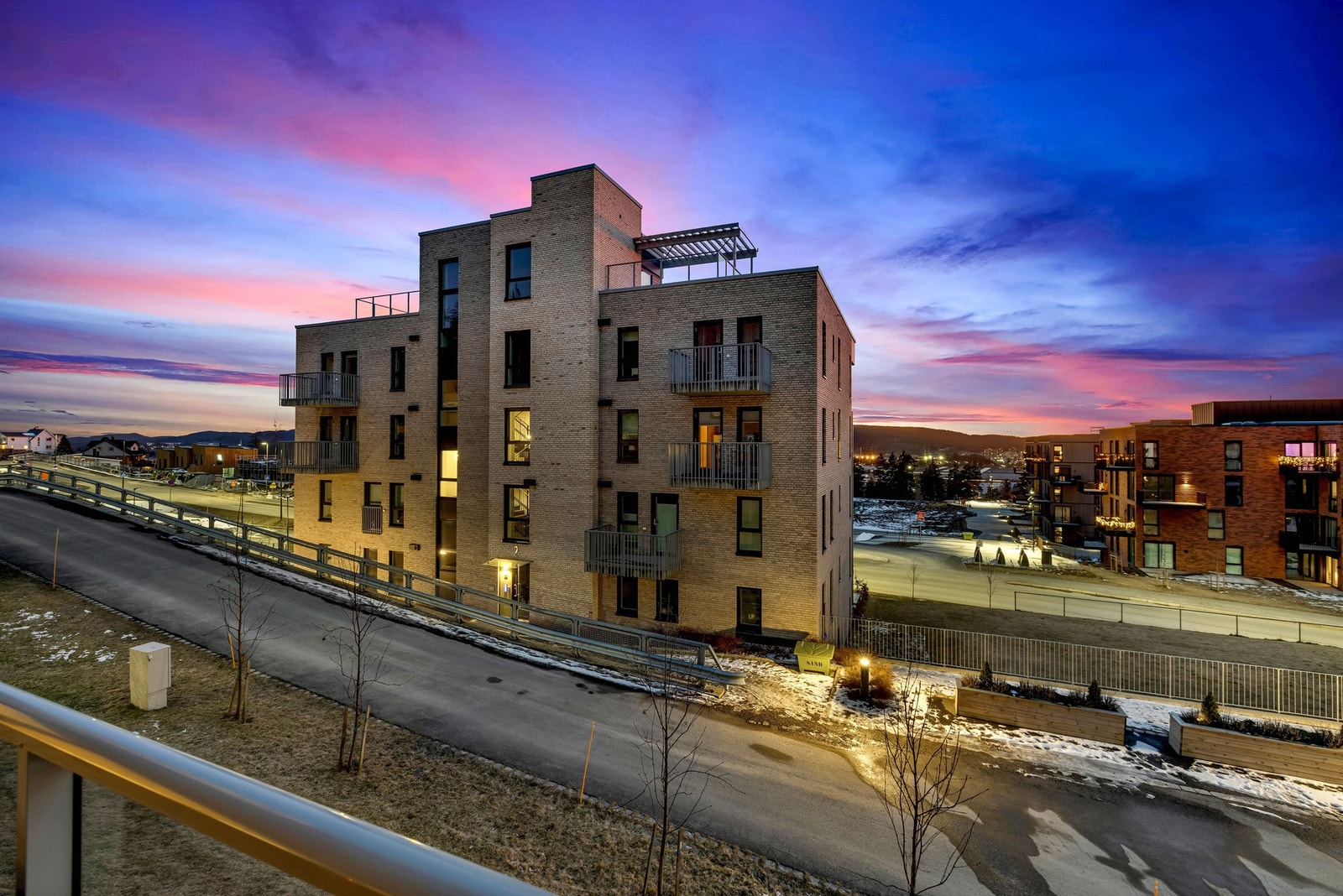 Åsveien 2 ligger i et rolig og barnevennlig boligområde på Lørenskog, nærmere bestemt i Haneborgåsen Panorama. Galleribilde