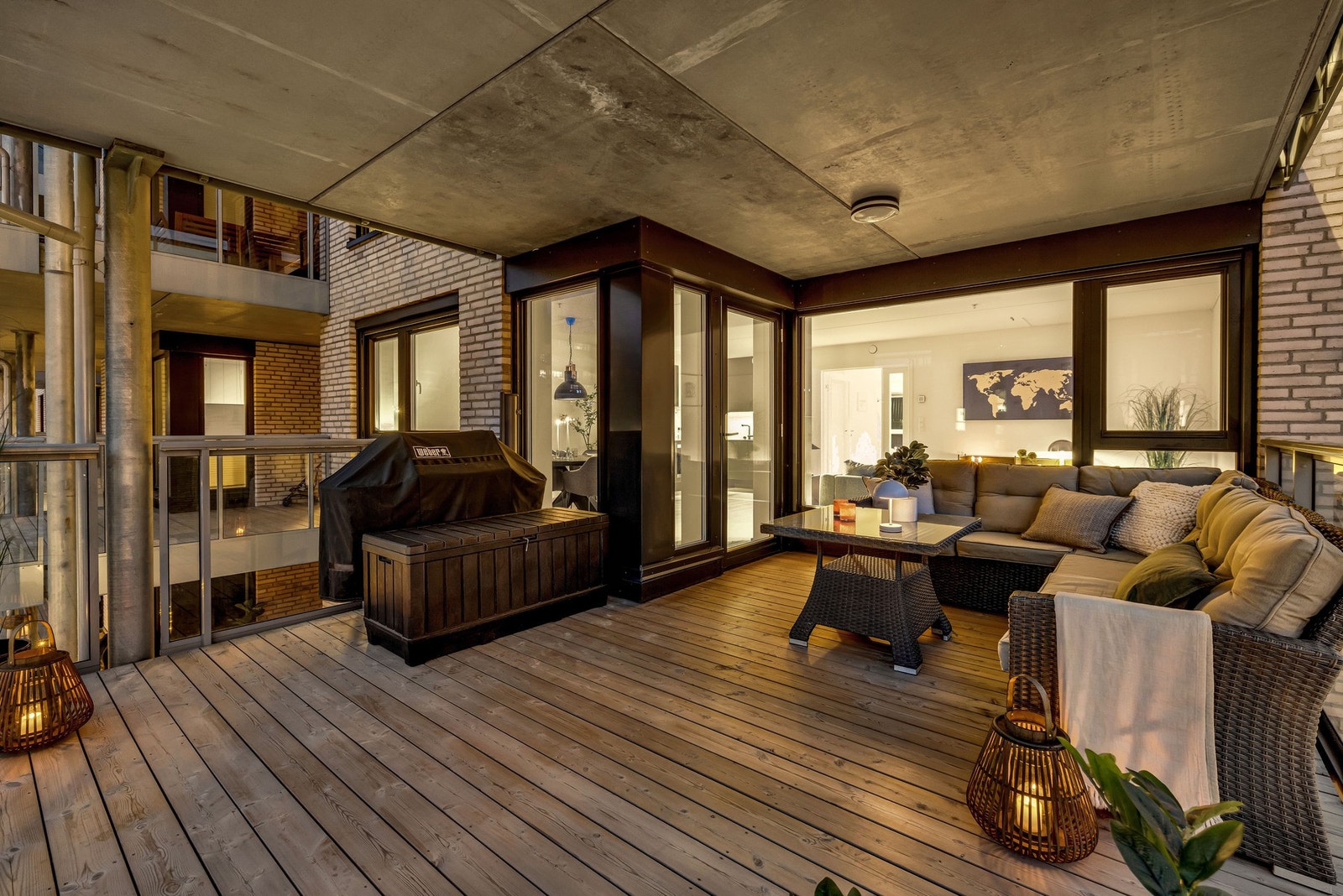 Balkongen ligger nordvestvendt så her kan ettermiddagssolen nytes! Galleribilde