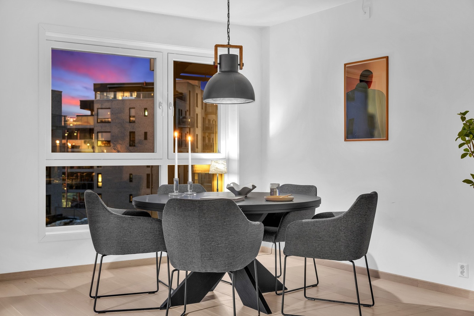 Den åpne stue-/kjøkkenløsningen gjør at rommet oppleves som et sosialt og hyggelig oppholdsrom. Galleribilde