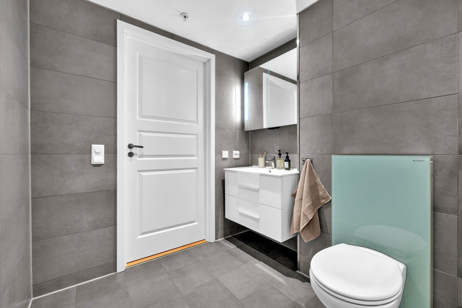 Baderomsinnredningen er blant annet bestående av servantskap, vegghengt toalett og opplegg for vaskemaskin. Galleribilde